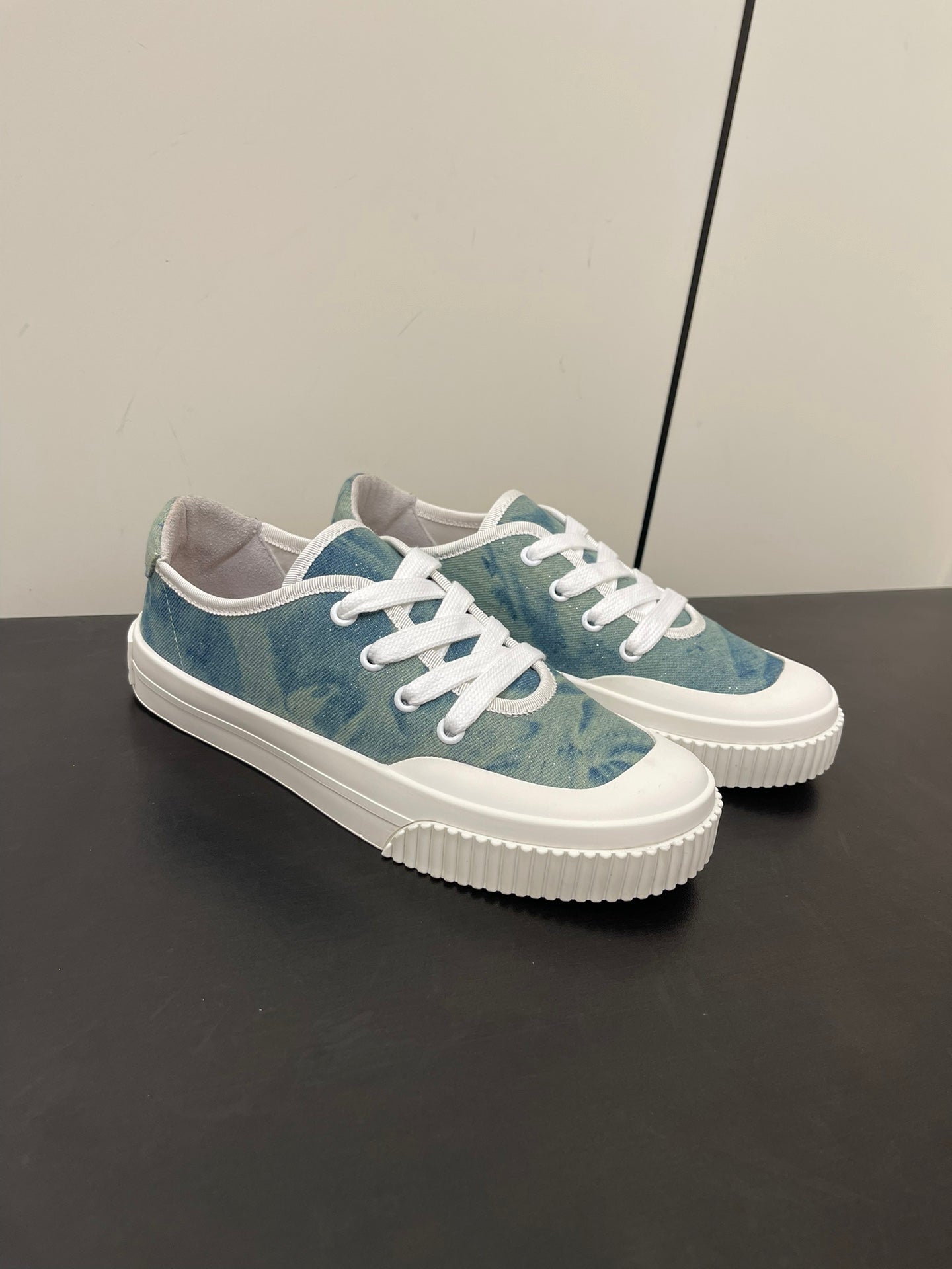 L-Sneakers