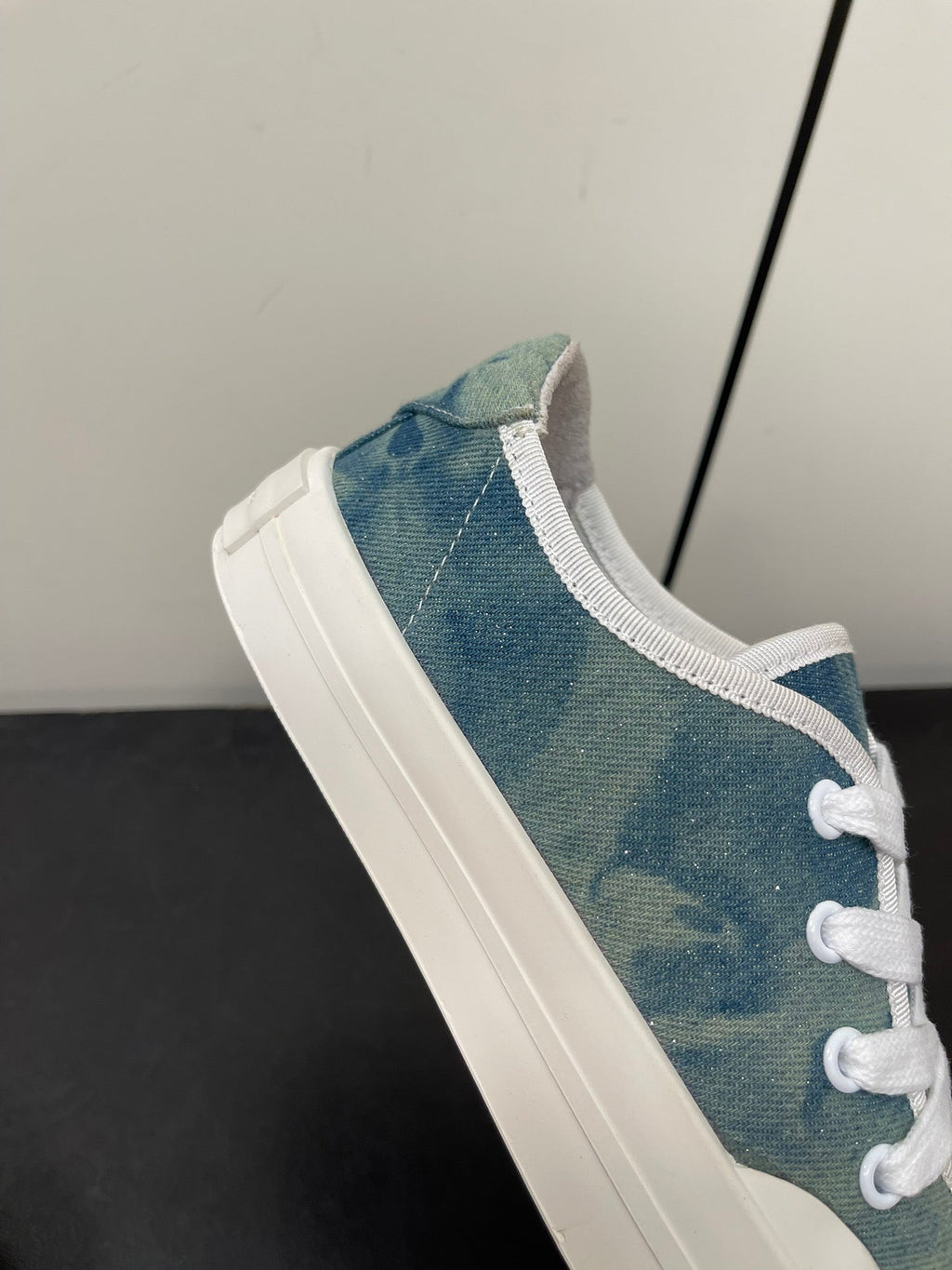 L-Sneakers