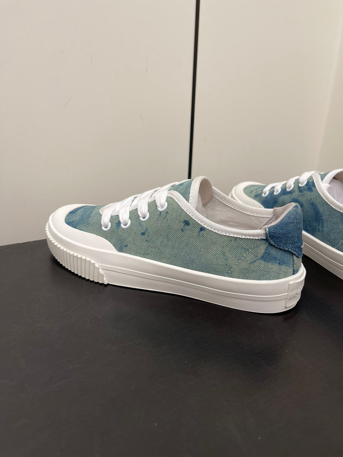 L-Sneakers