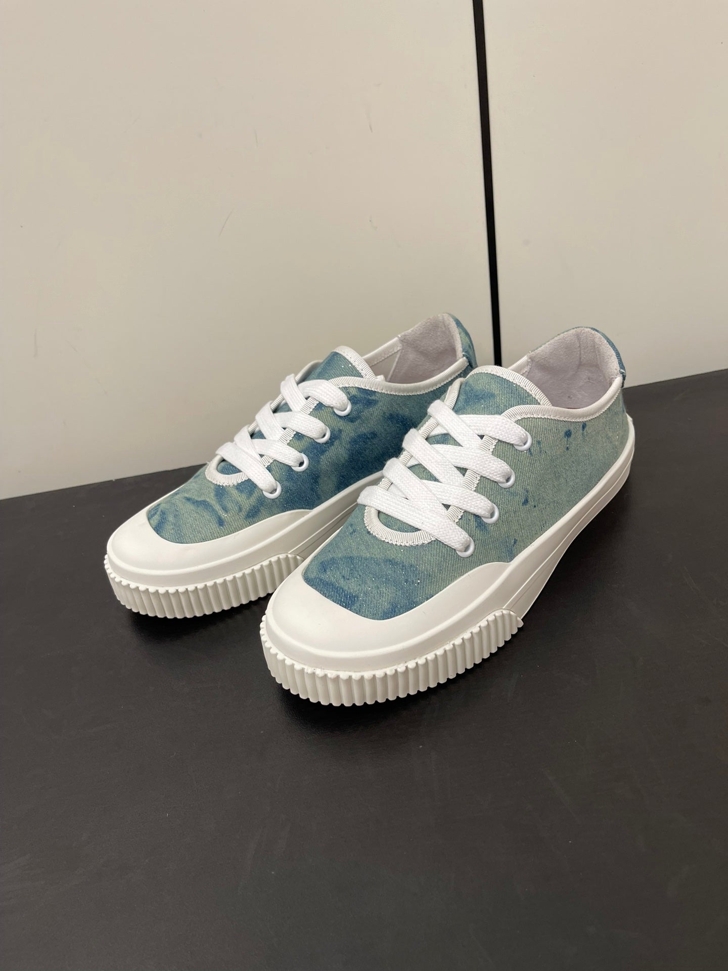 L-Sneakers