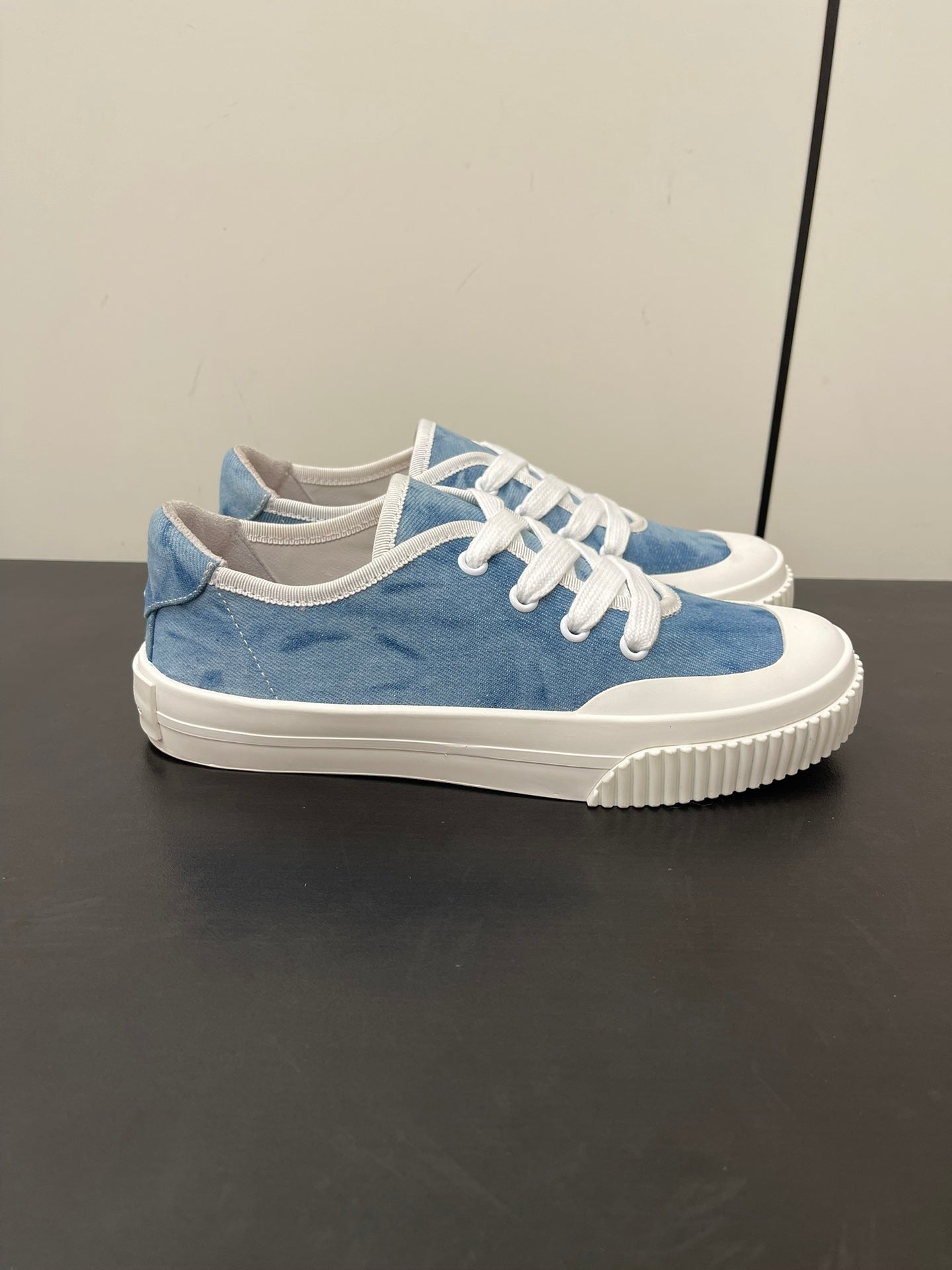 L-Sneakers