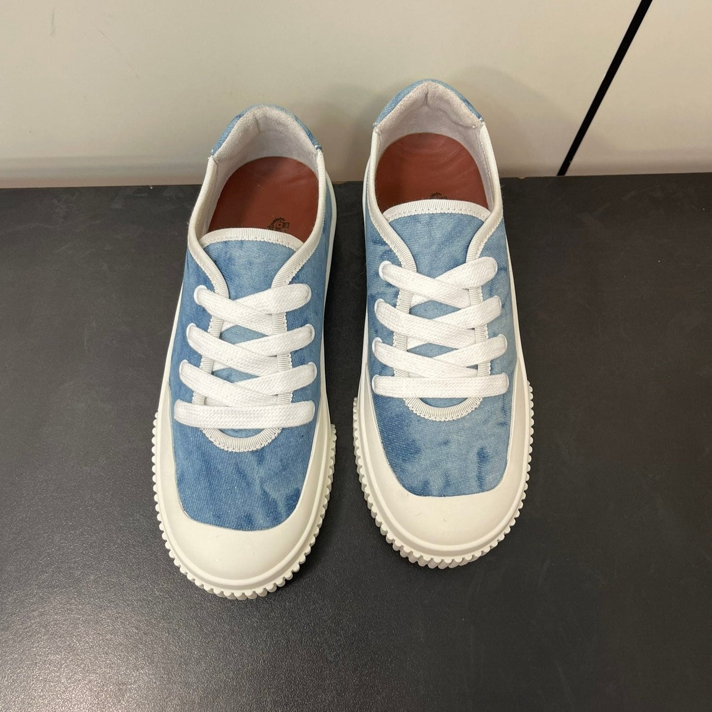 L-Sneakers