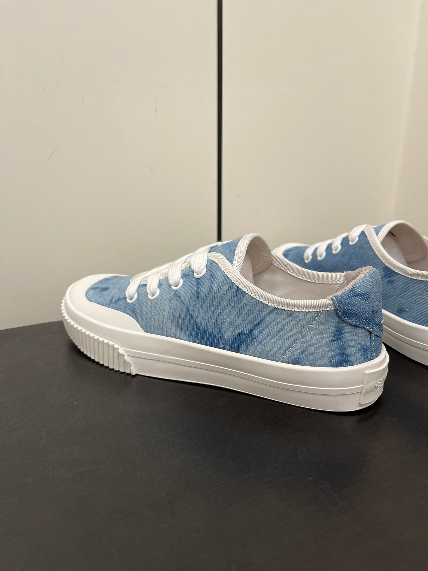 L-Sneakers