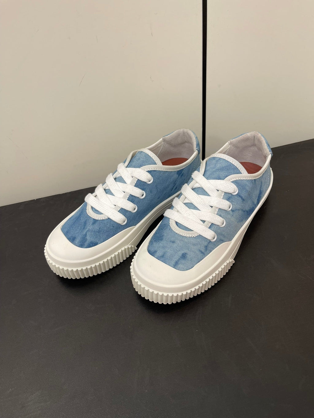 L-Sneakers