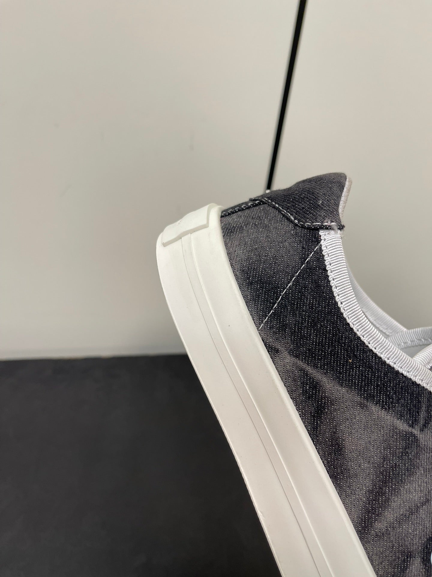 L-Sneakers