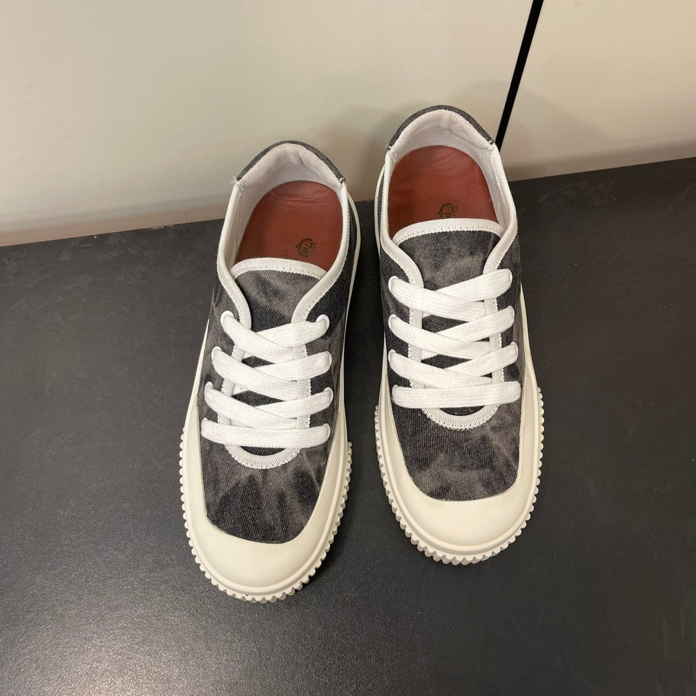 L-Sneakers