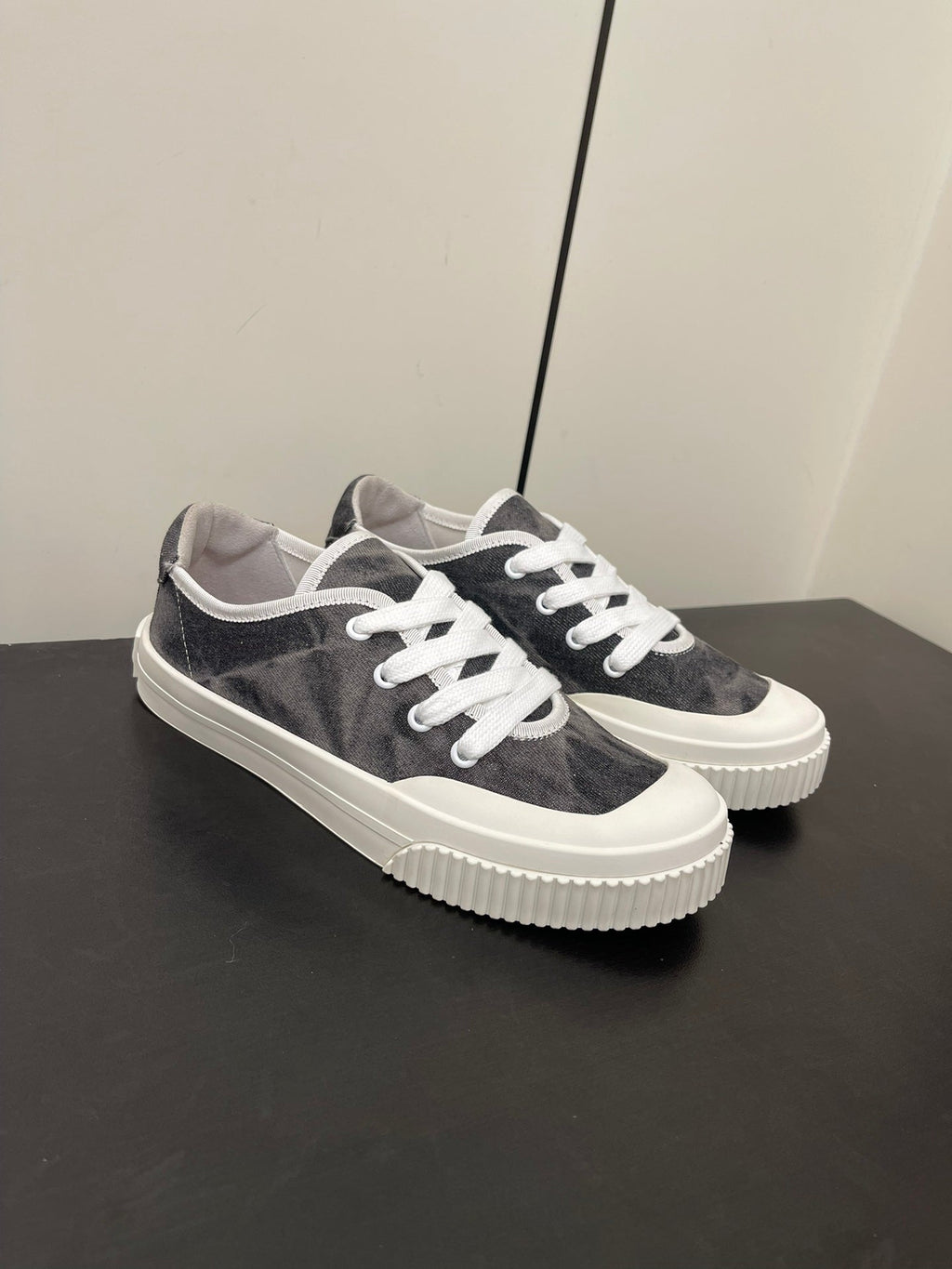 L-Sneakers