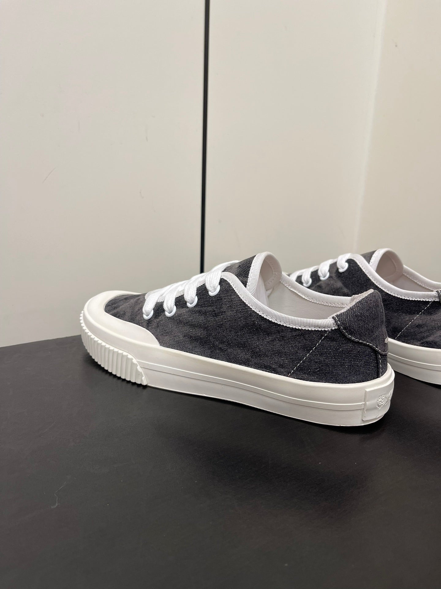 L-Sneakers