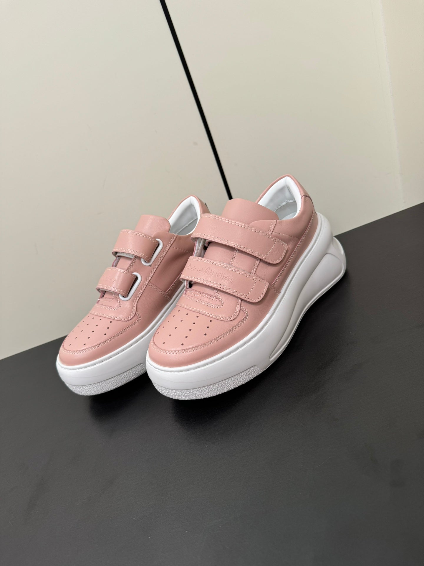 S-Sneakers