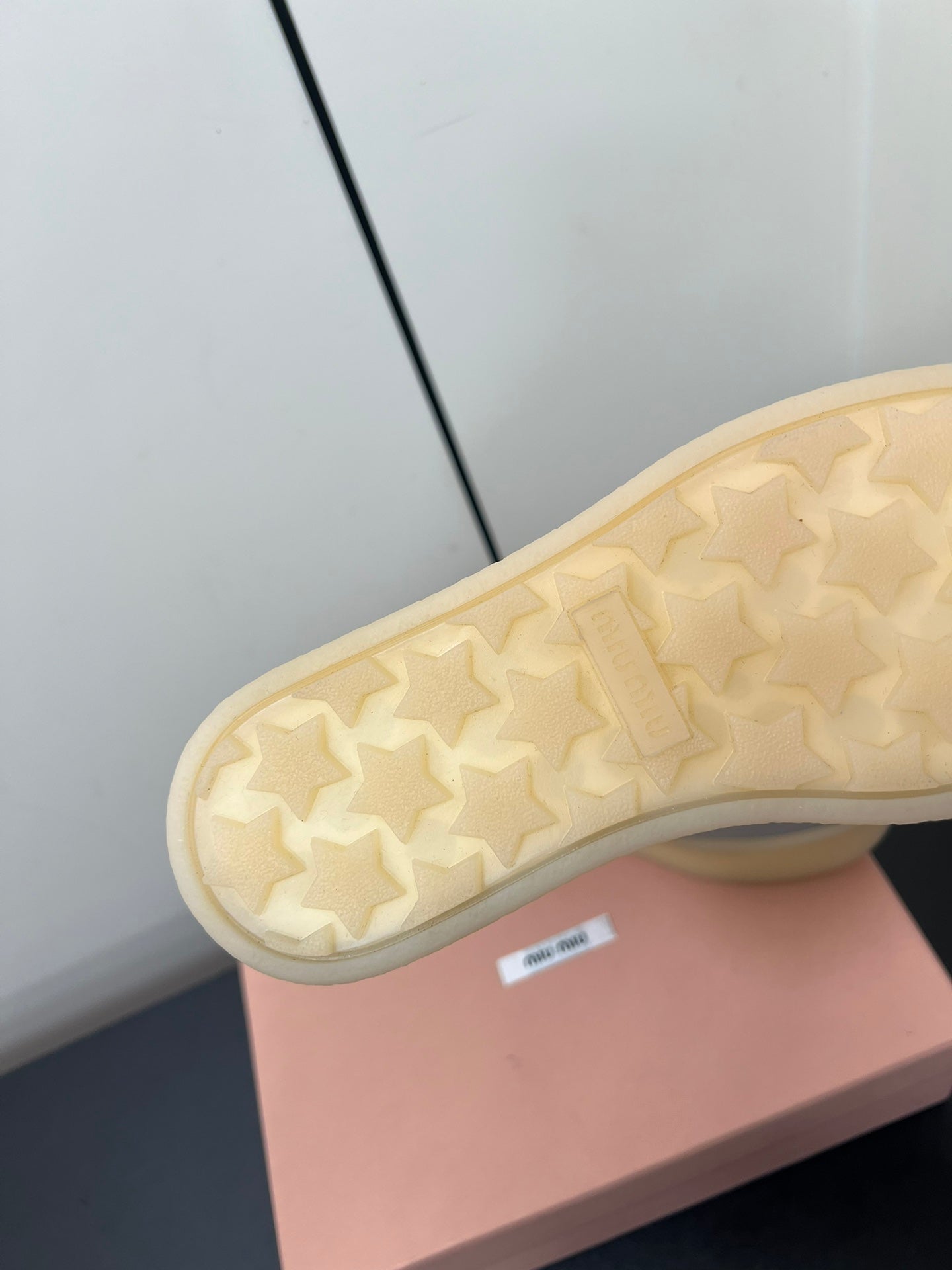 M-Sneakers