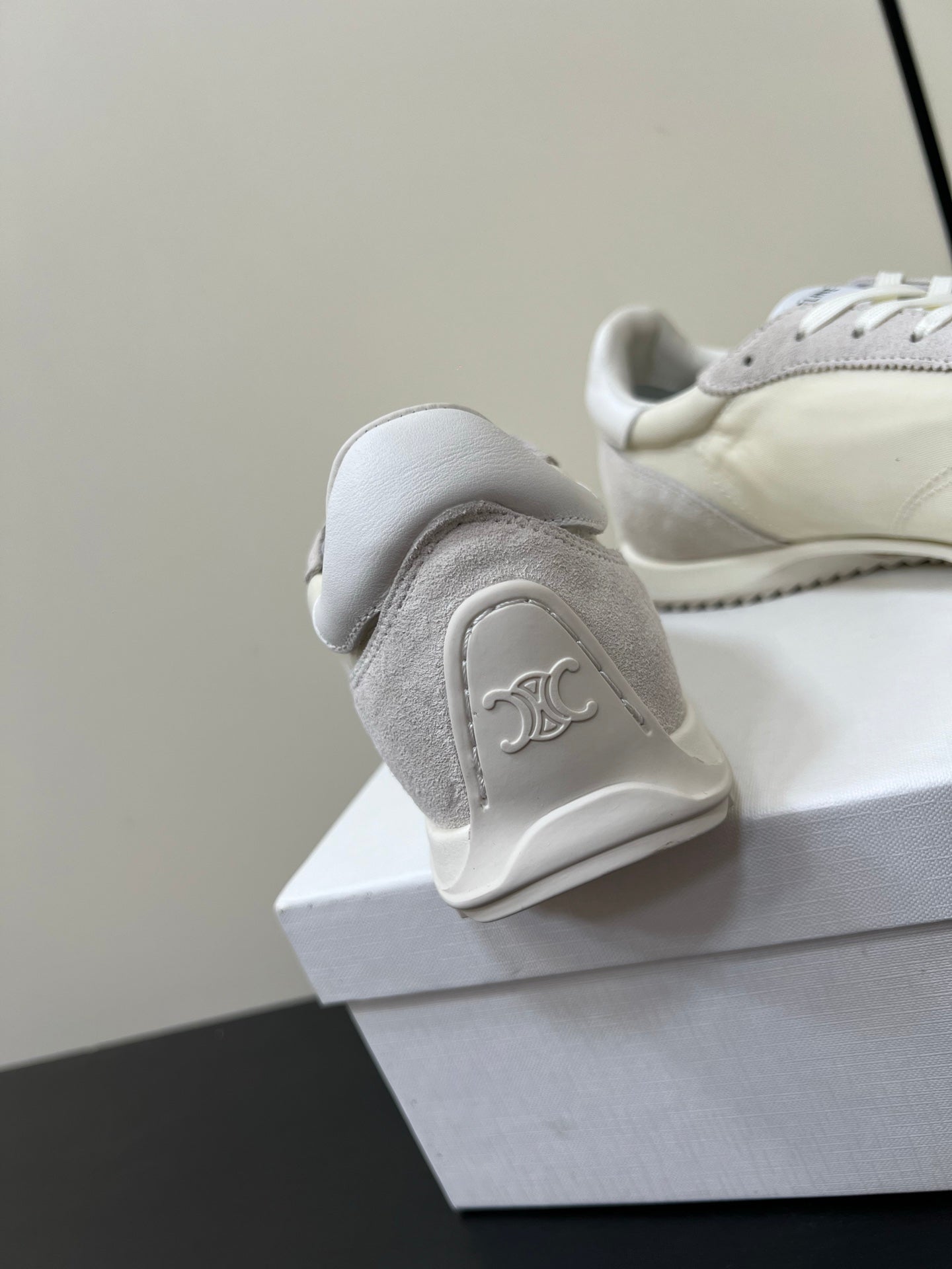 S-Sneakers
