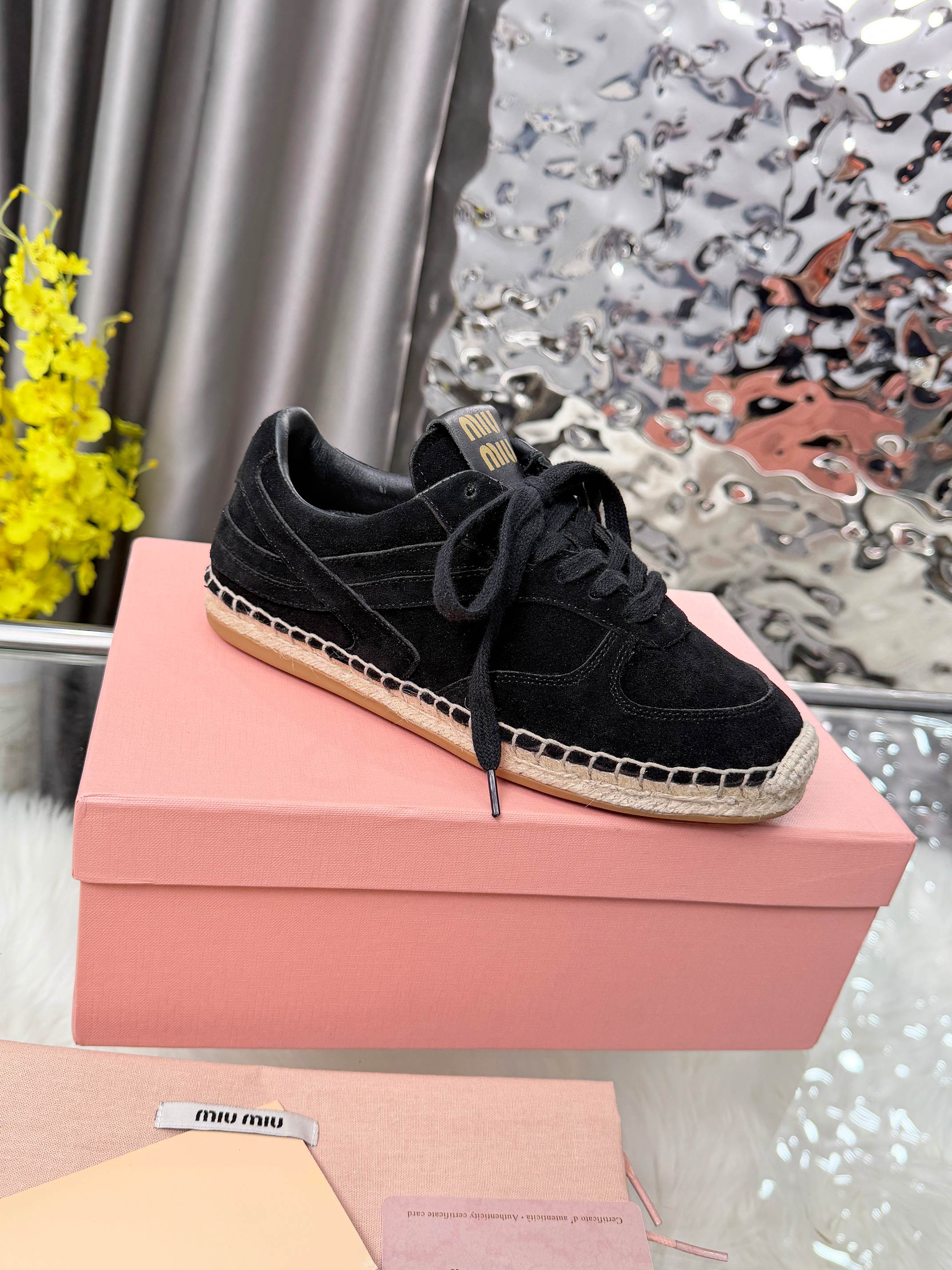 M-Sneakers