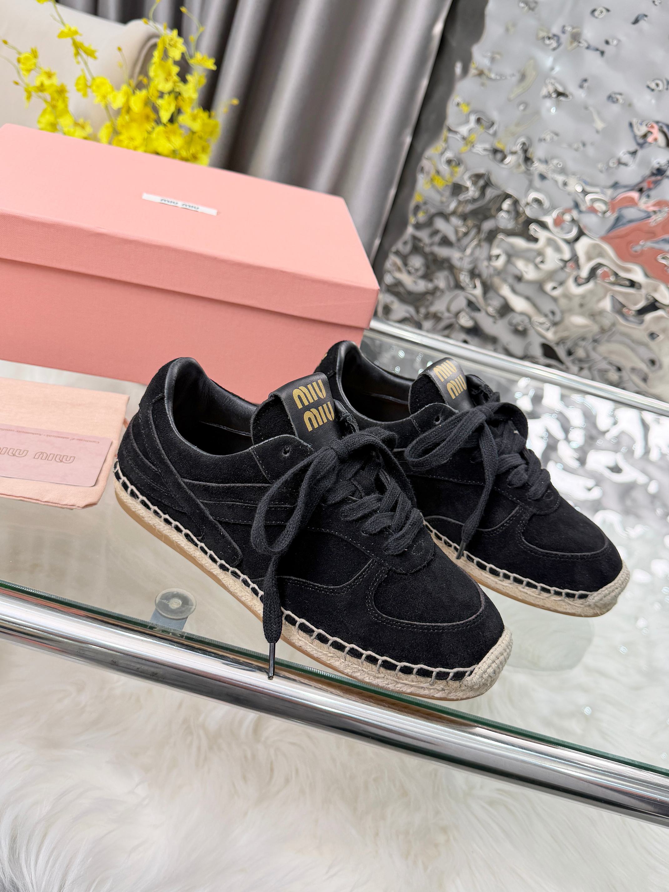 M-Sneakers