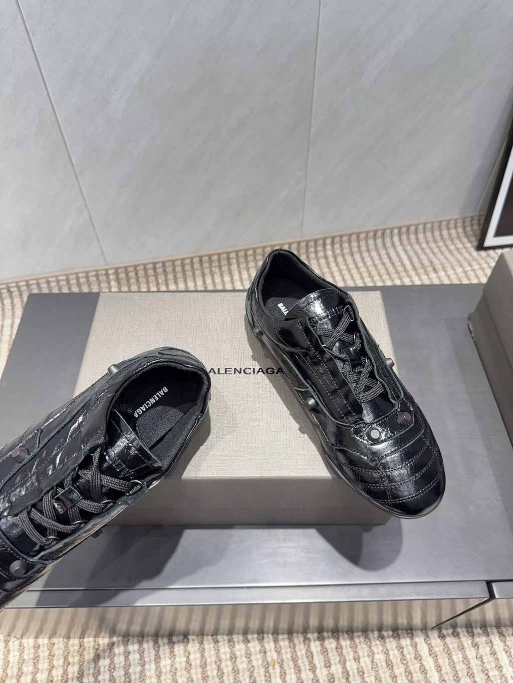 B-Sneakers
