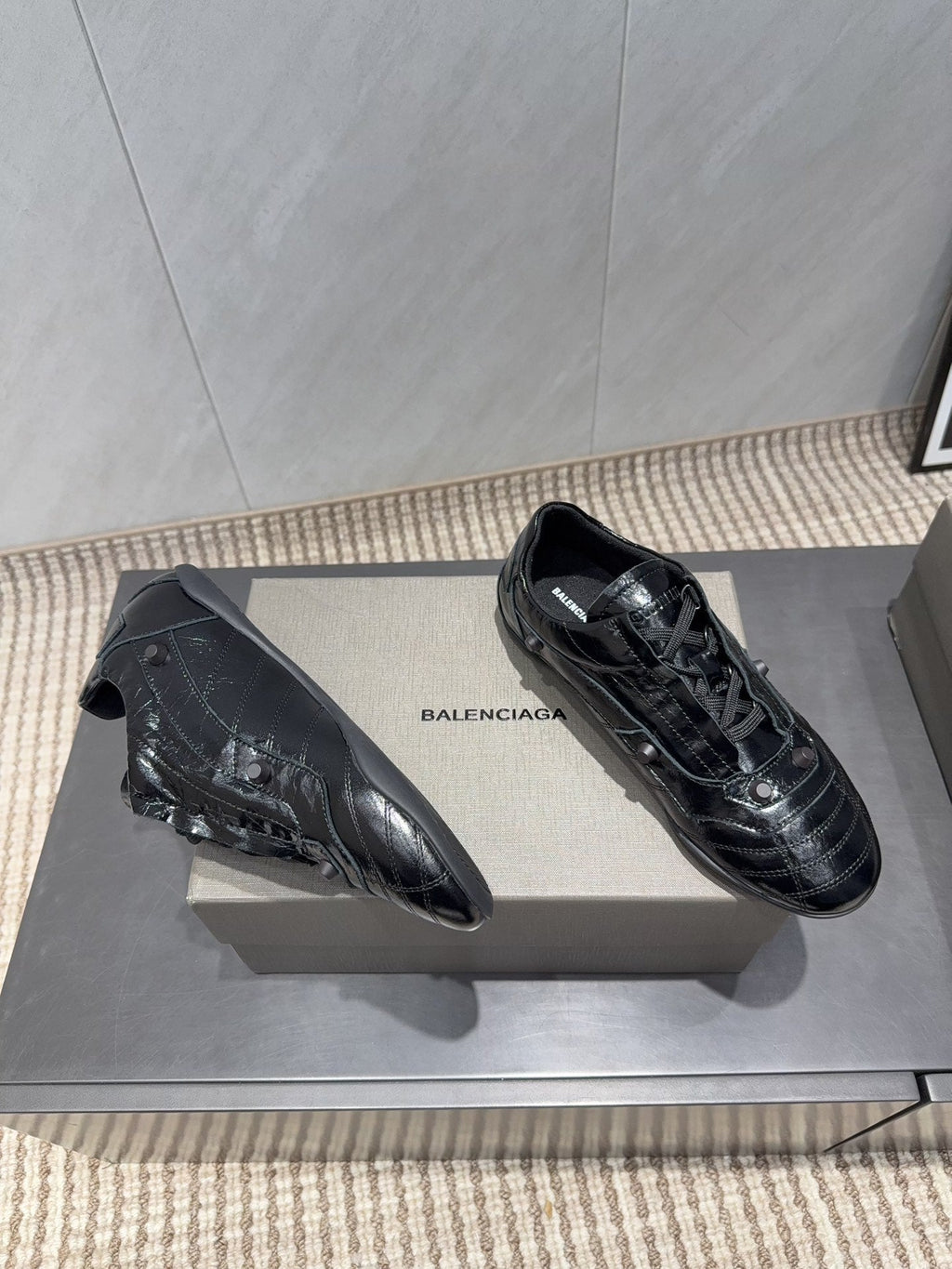 B-Sneakers