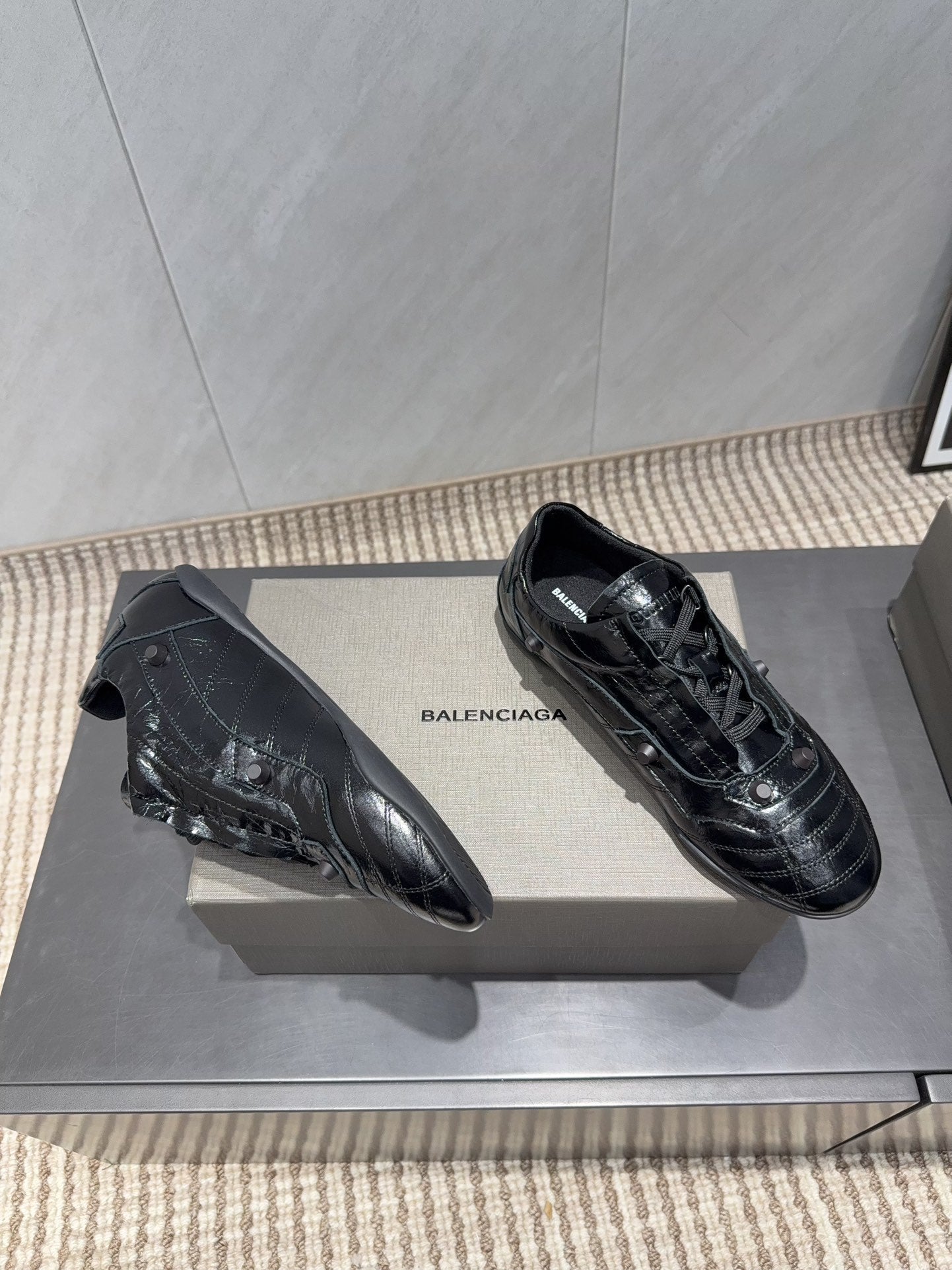 B-Sneakers