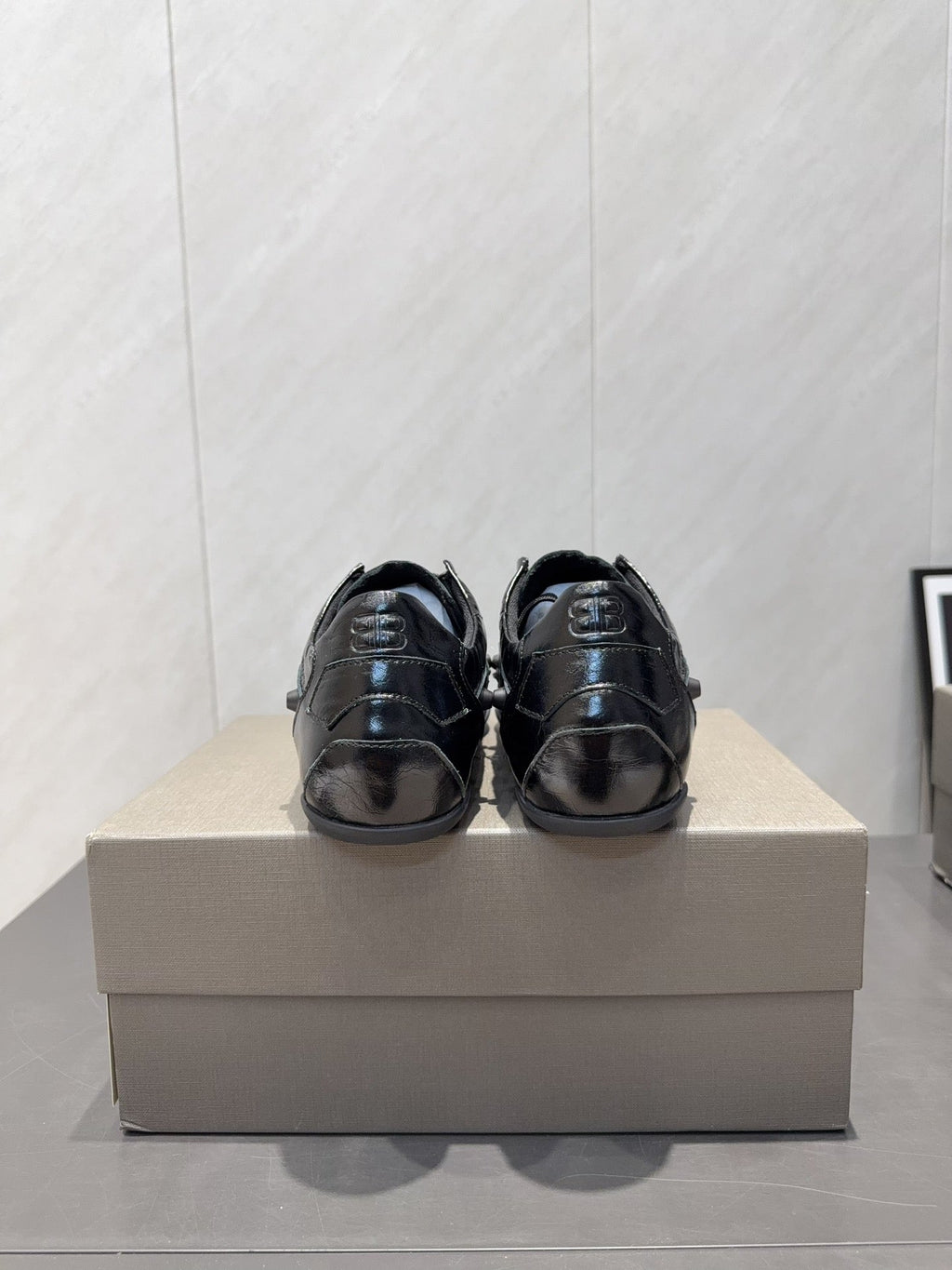 B-Sneakers