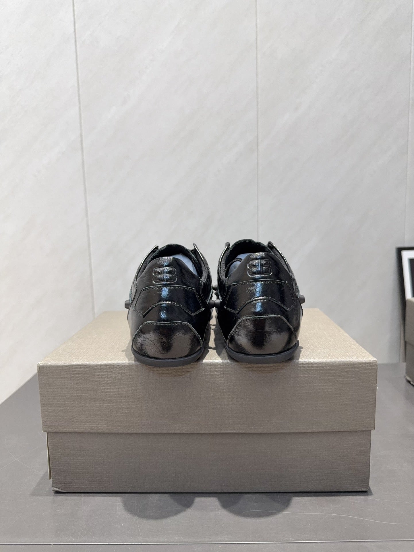 B-Sneakers