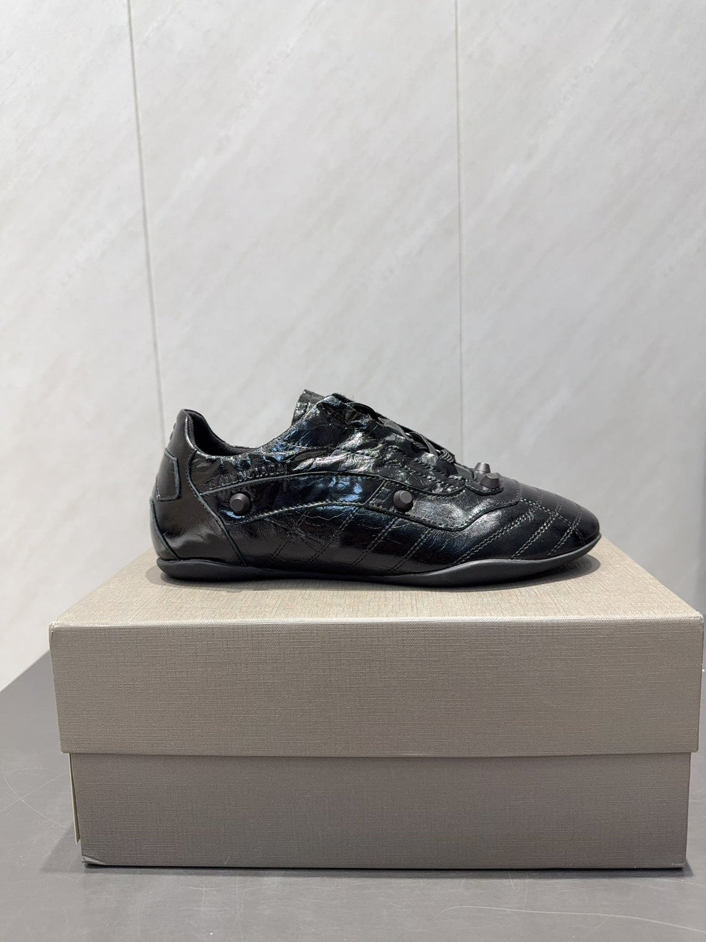 B-Sneakers
