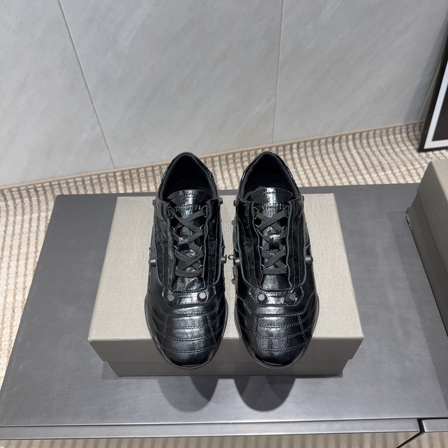 B-Sneakers