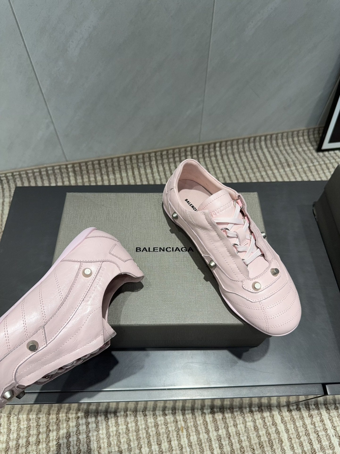 B-Sneakers