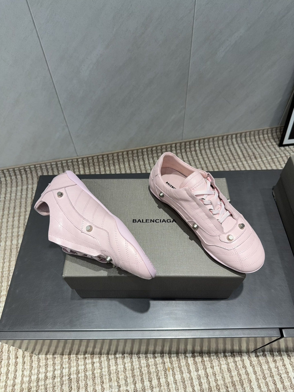B-Sneakers