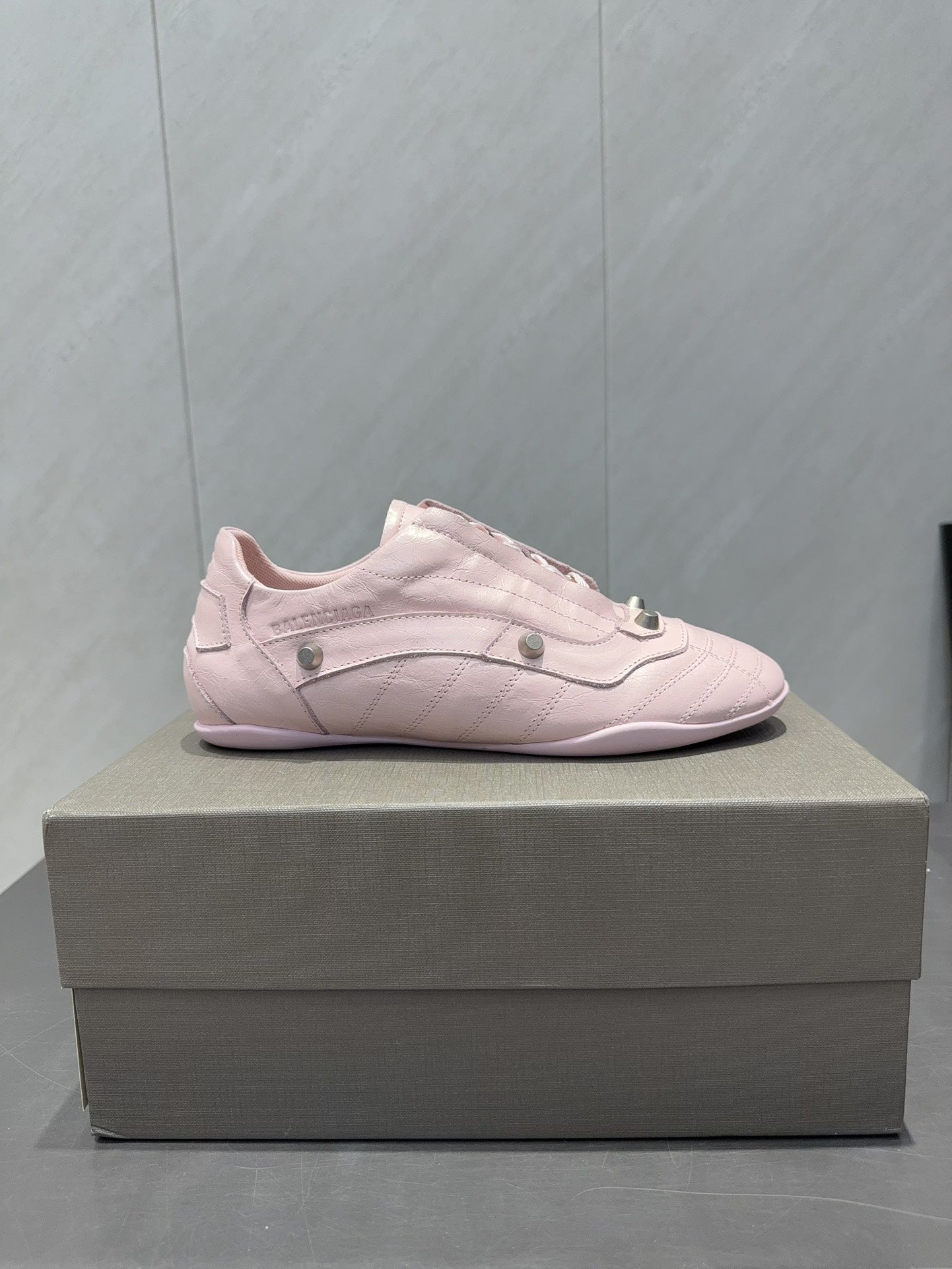 B-Sneakers