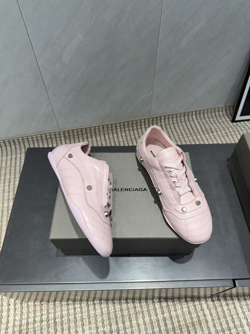 B-Sneakers