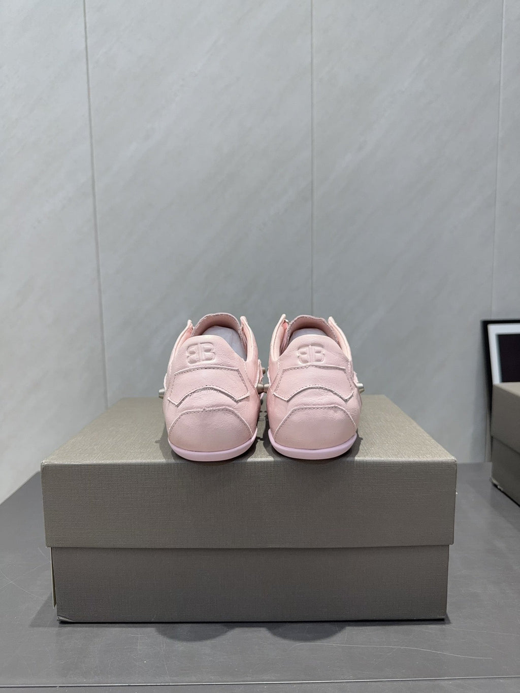 B-Sneakers