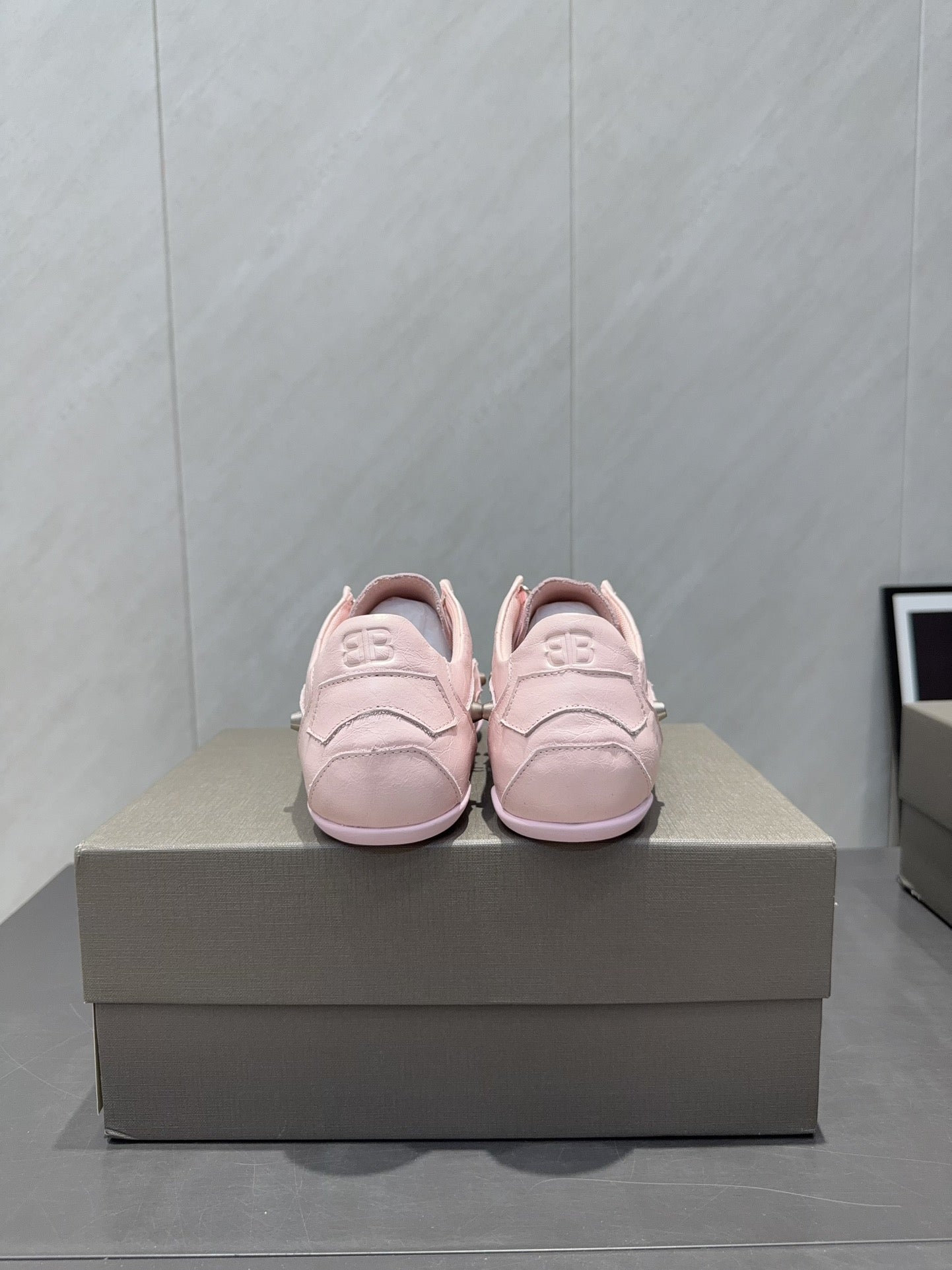 B-Sneakers