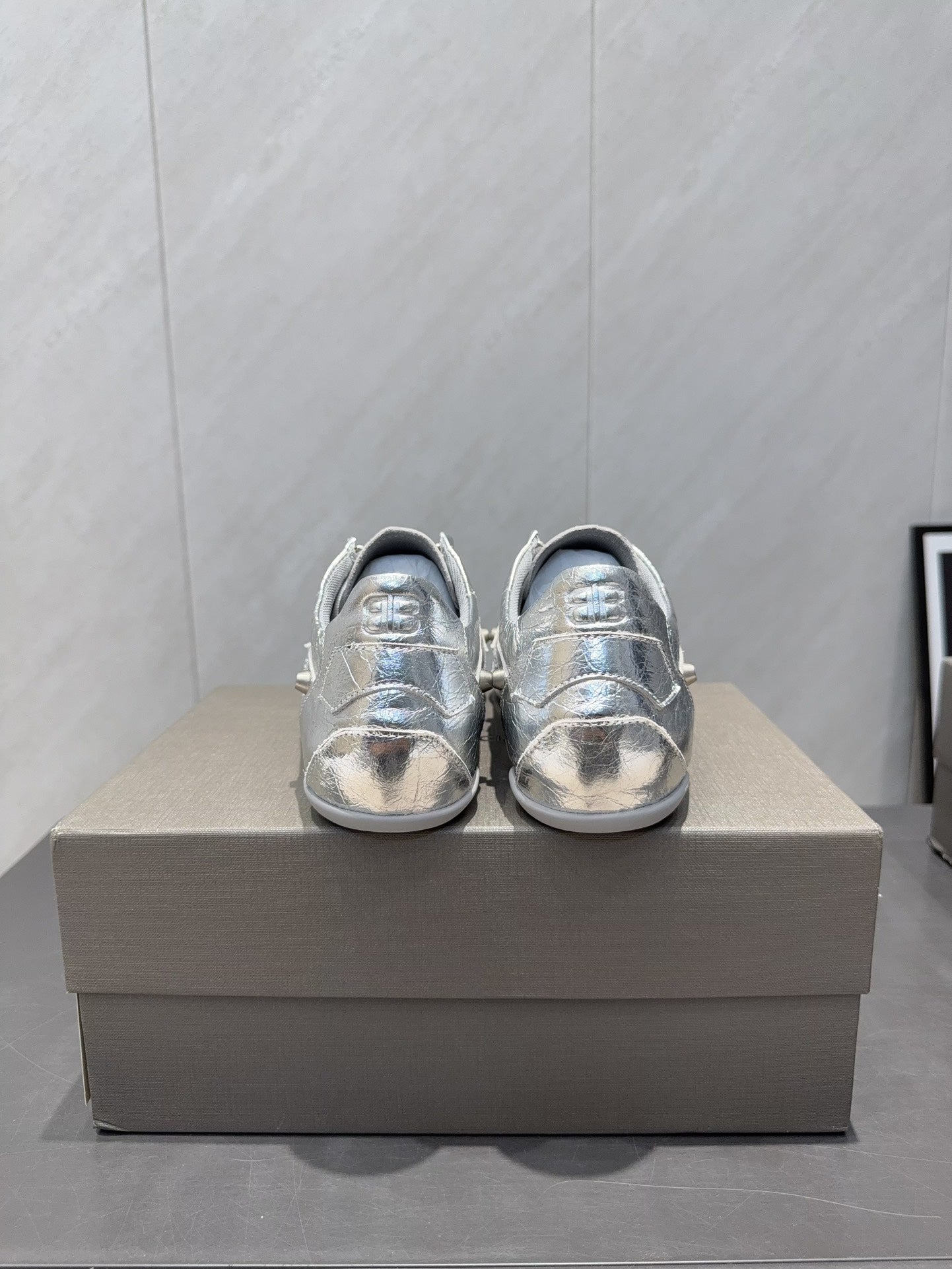 B-Sneakers
