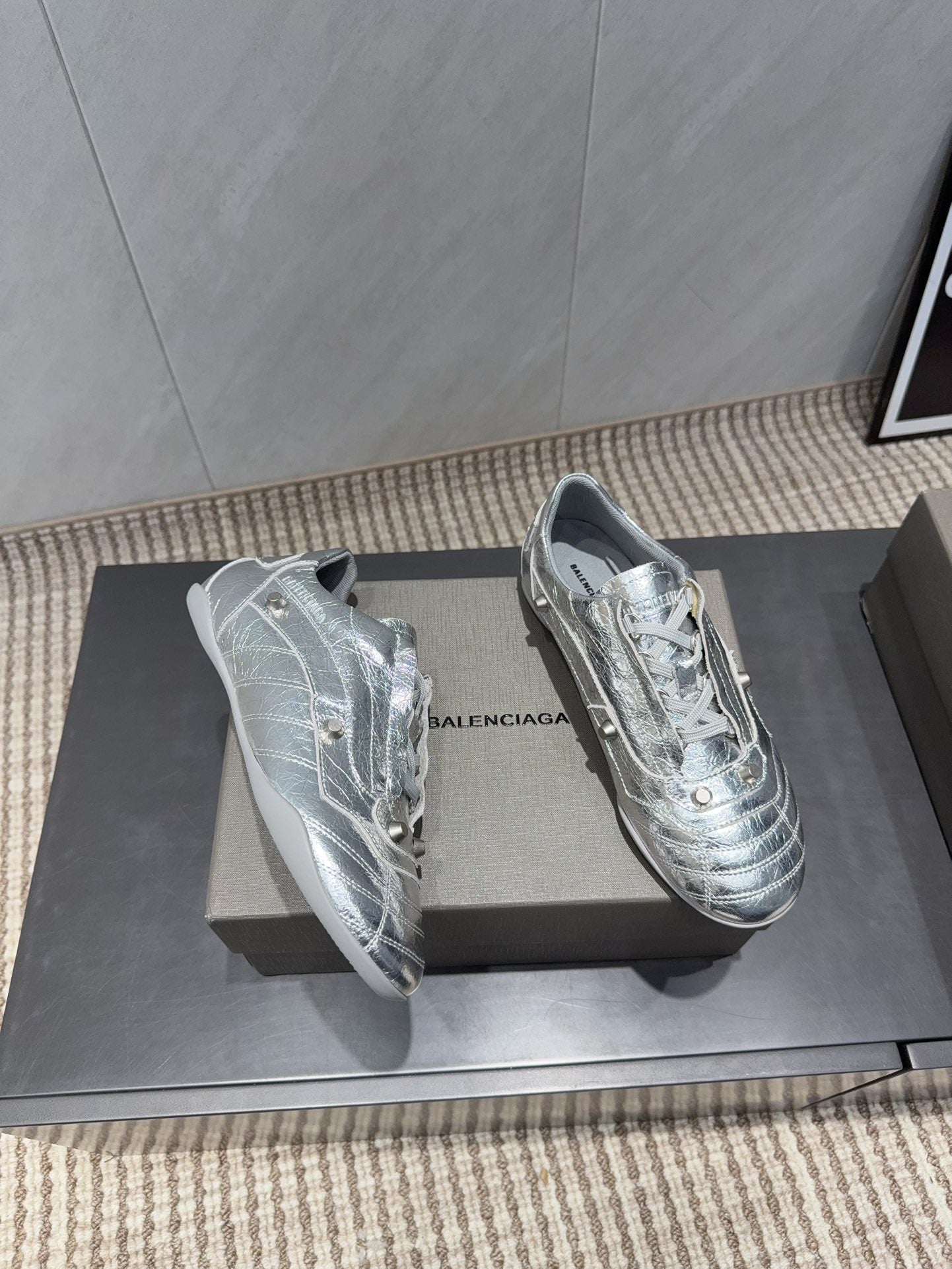 B-Sneakers