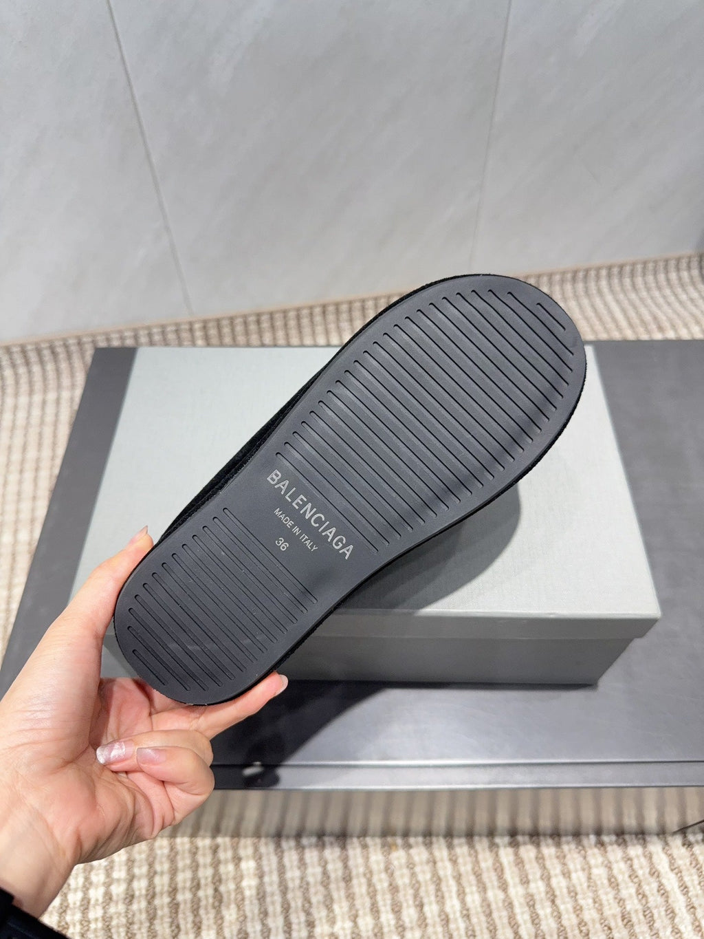 B-Sneakers