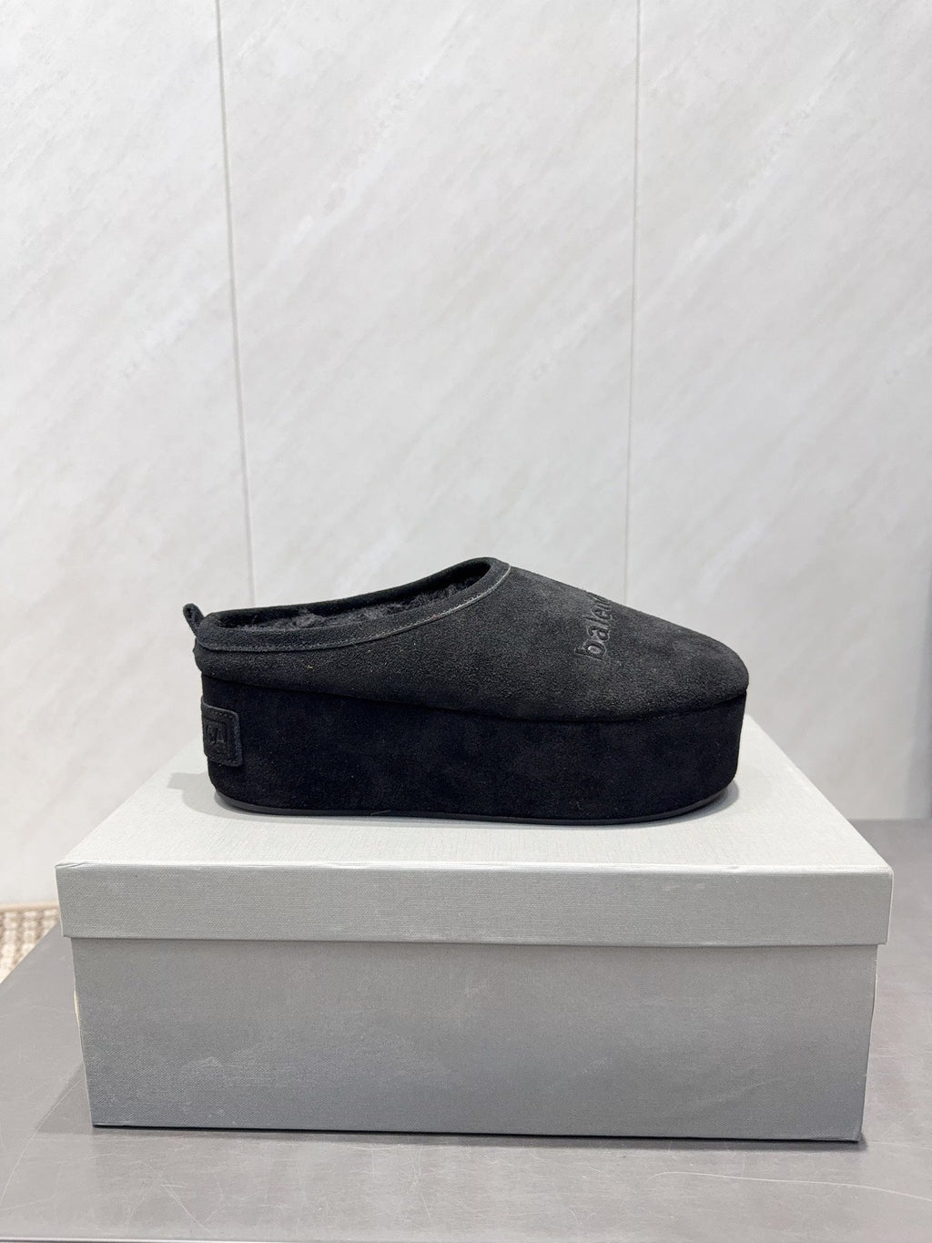 B-Sneakers