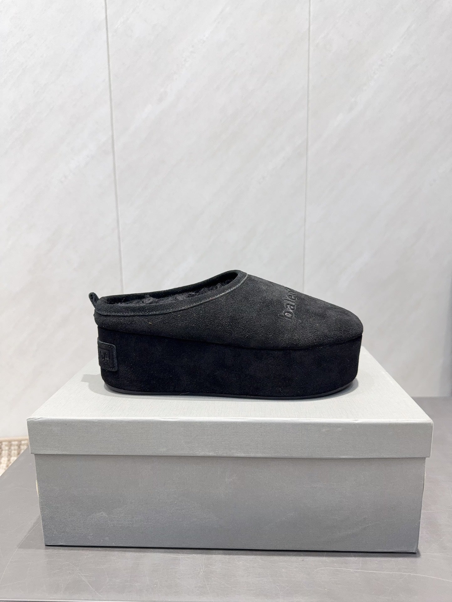 B-Sneakers