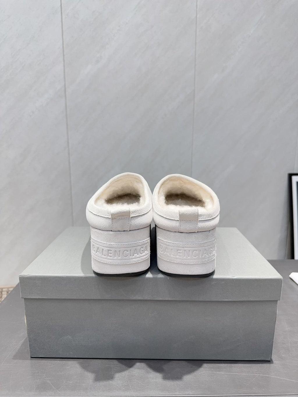 B-Sneakers