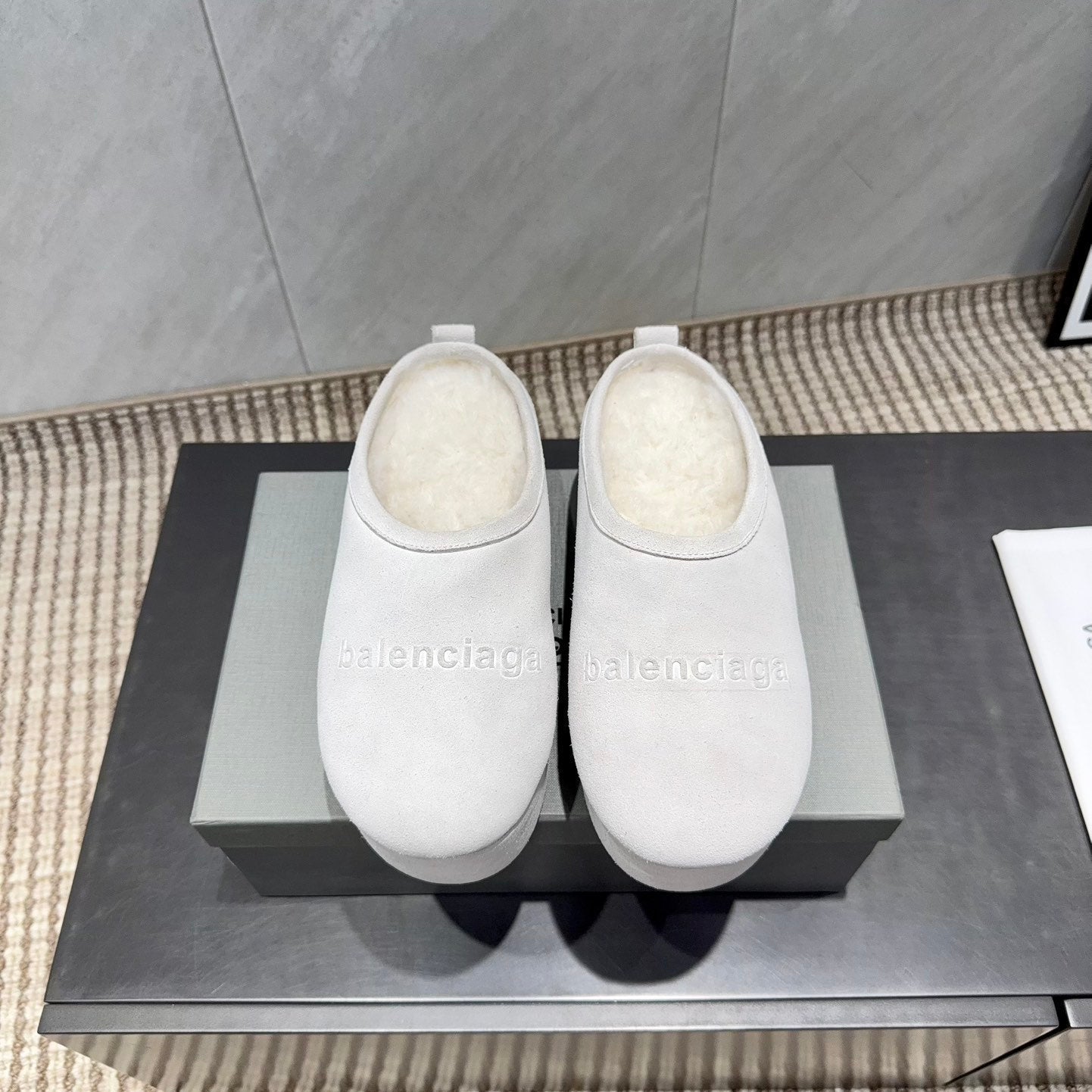 B-Sneakers