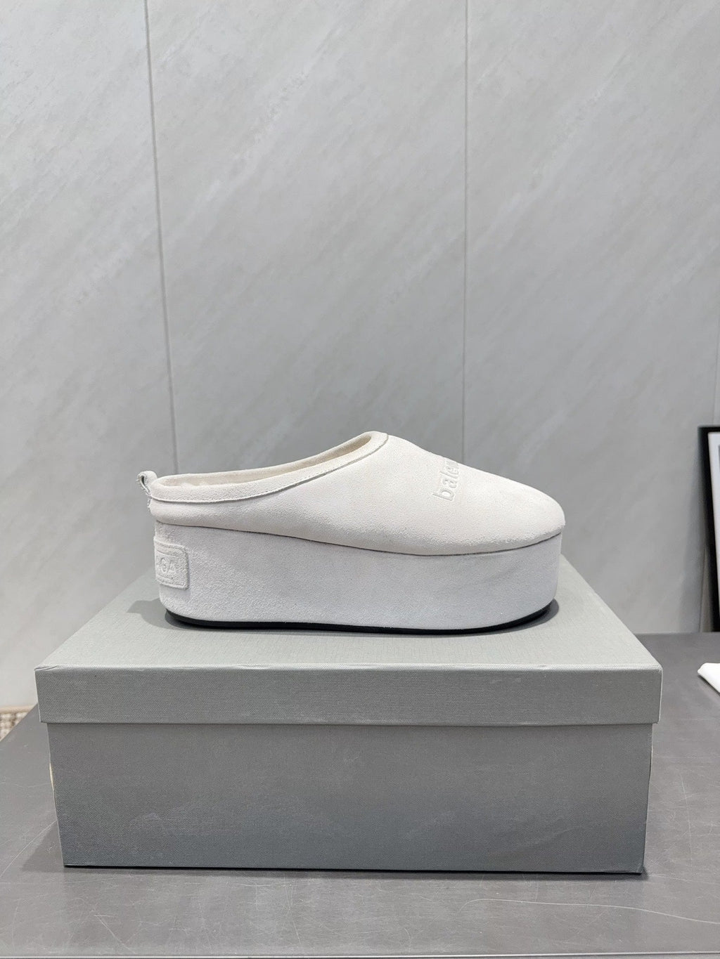 B-Sneakers