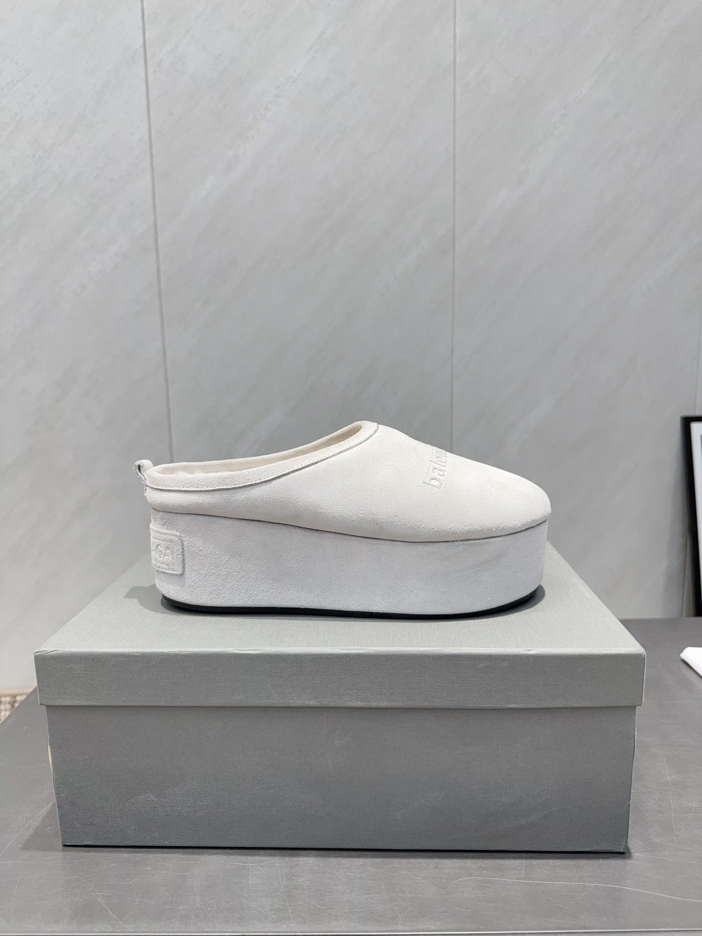 B-Sneakers