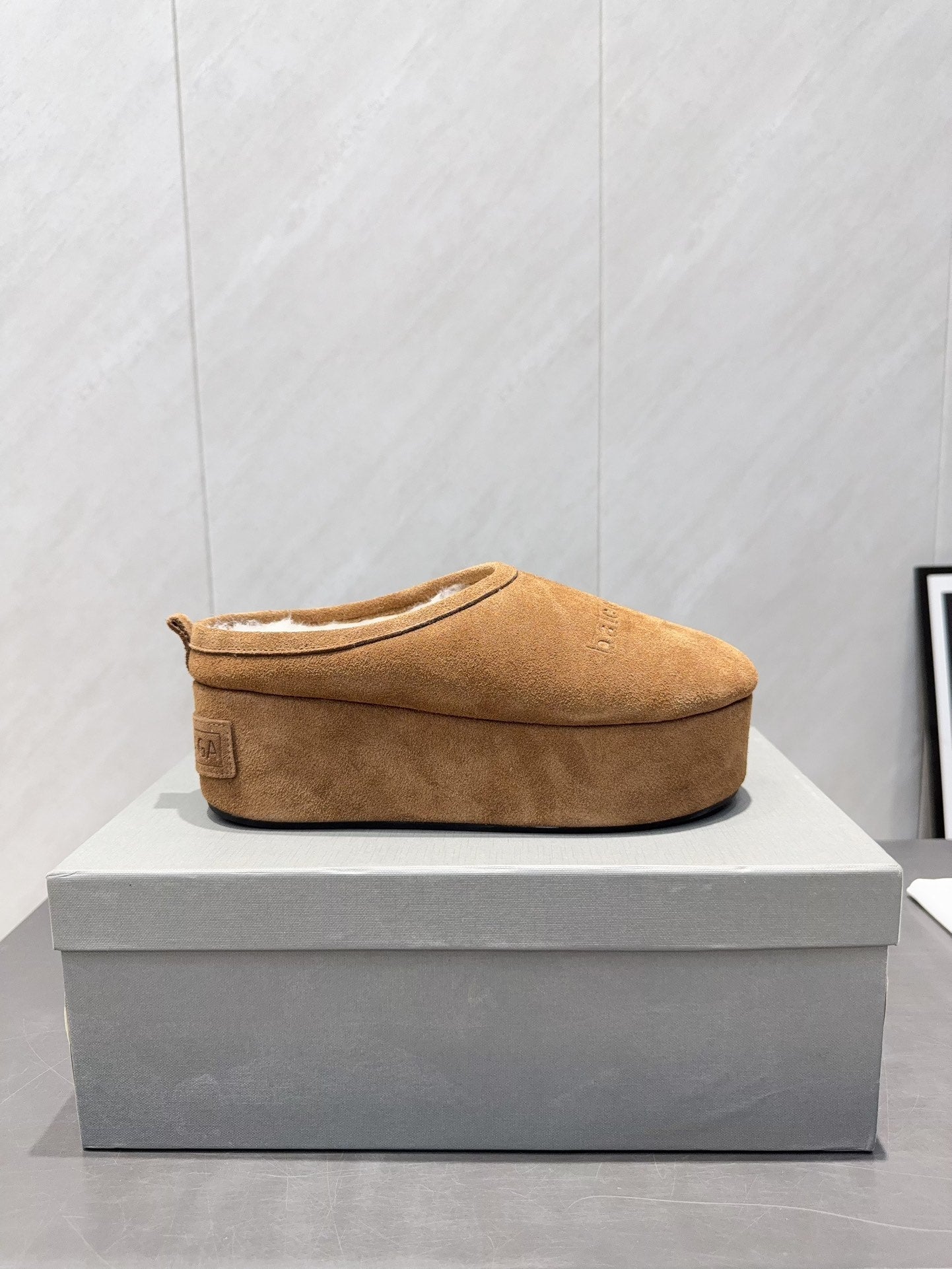 B-Sneakers