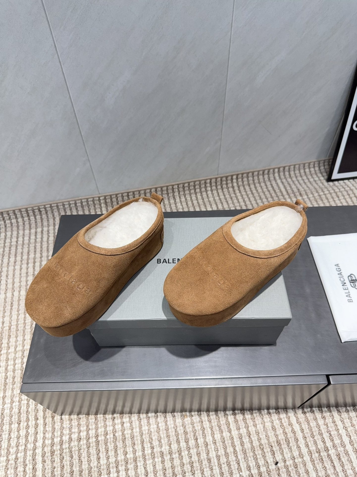 B-Sneakers