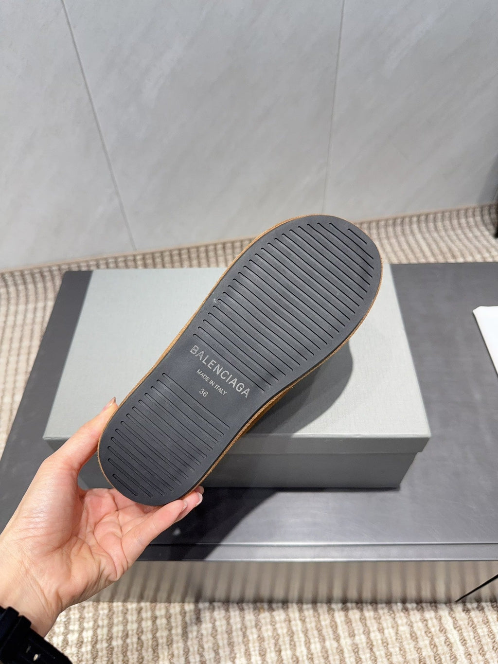 B-Sneakers