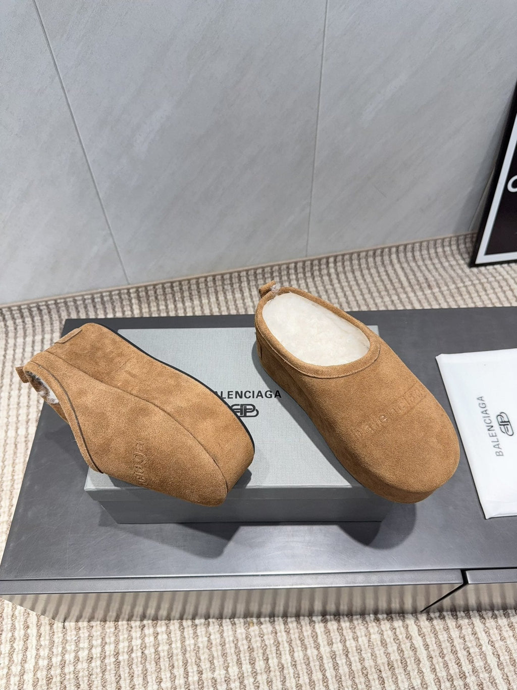 B-Sneakers