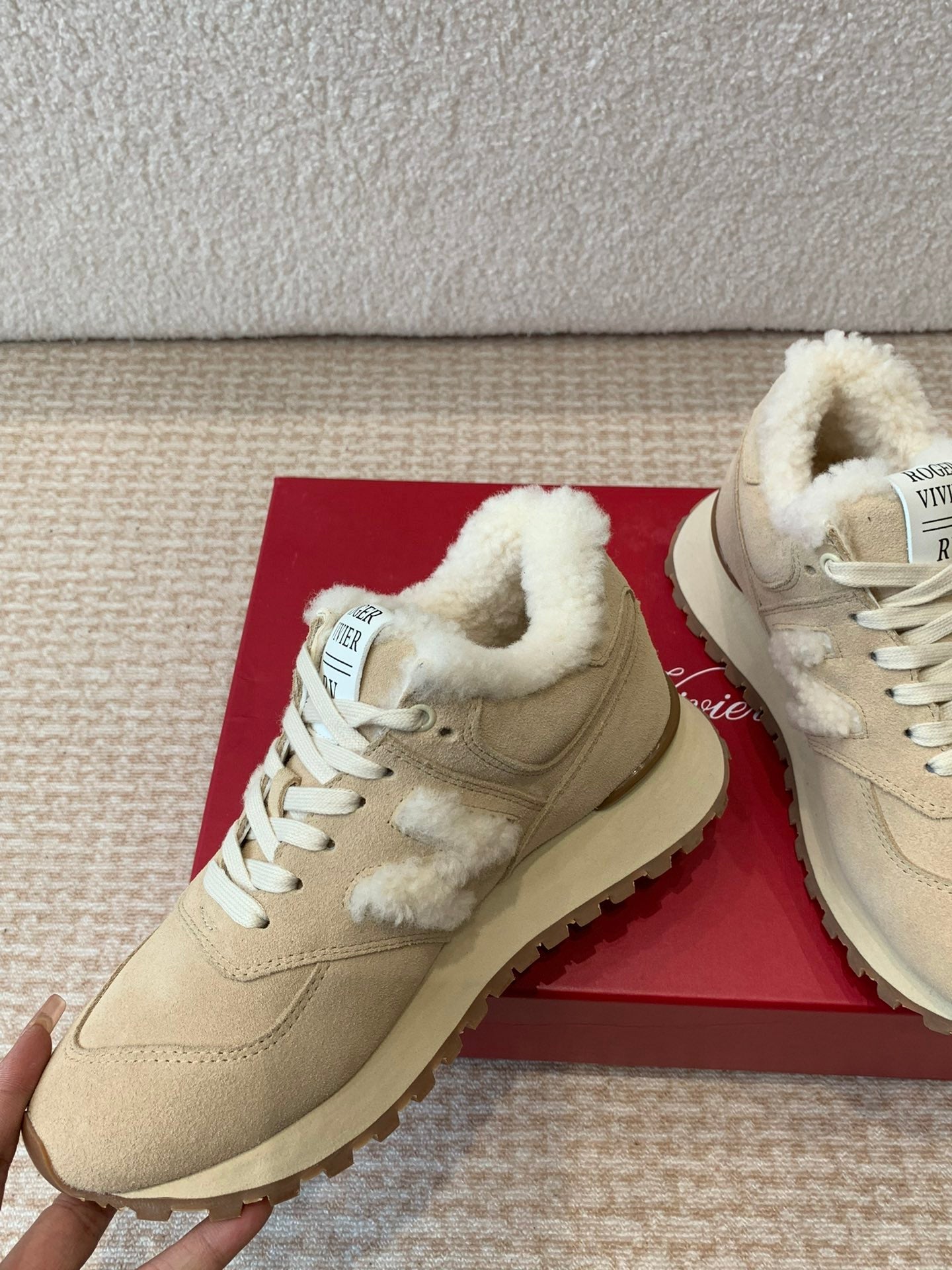 R-Sneakers