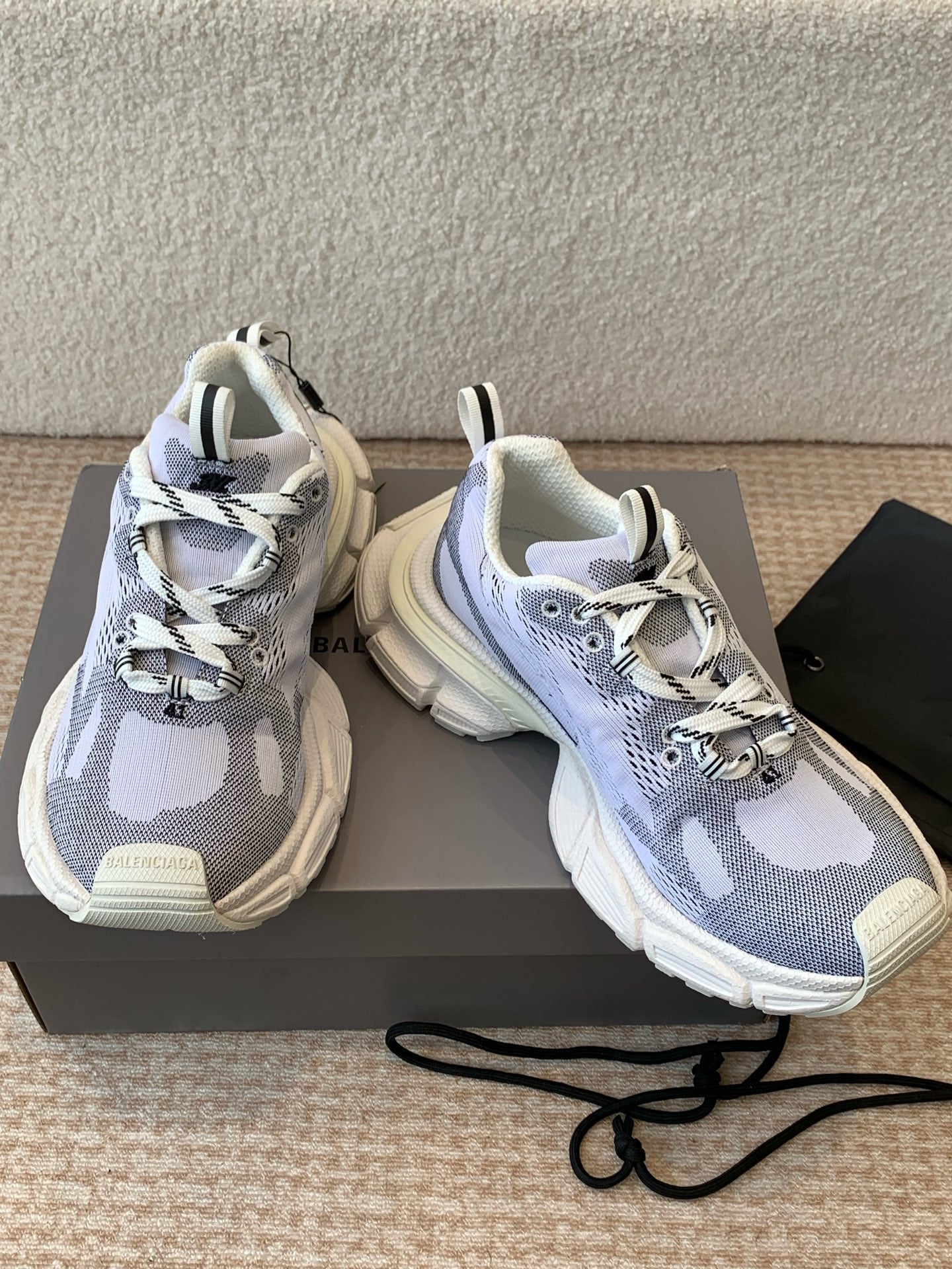 B-Sneakers