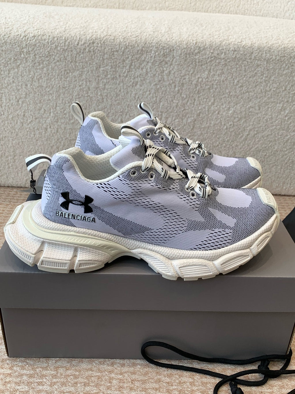 B-Sneakers