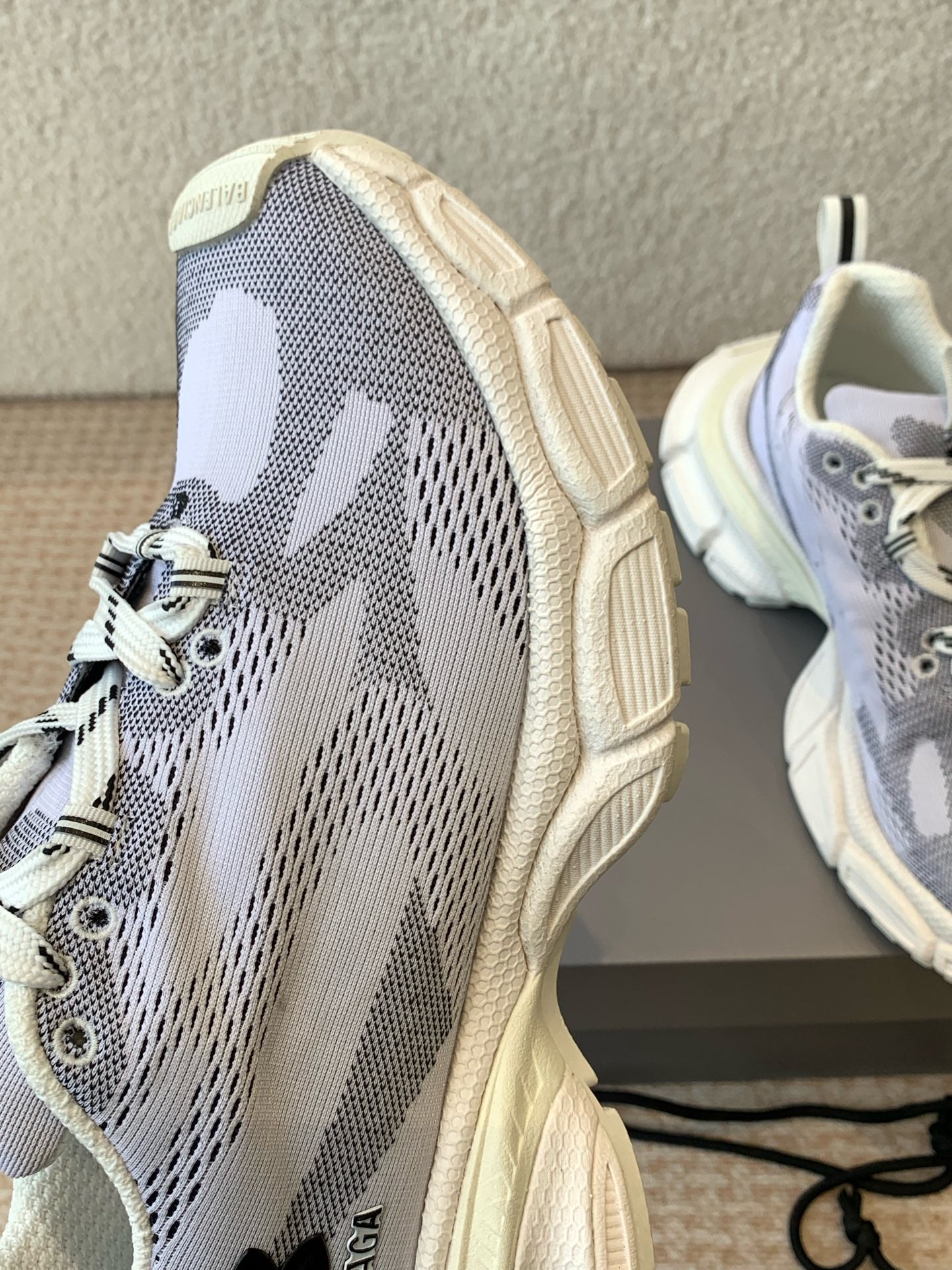 B-Sneakers