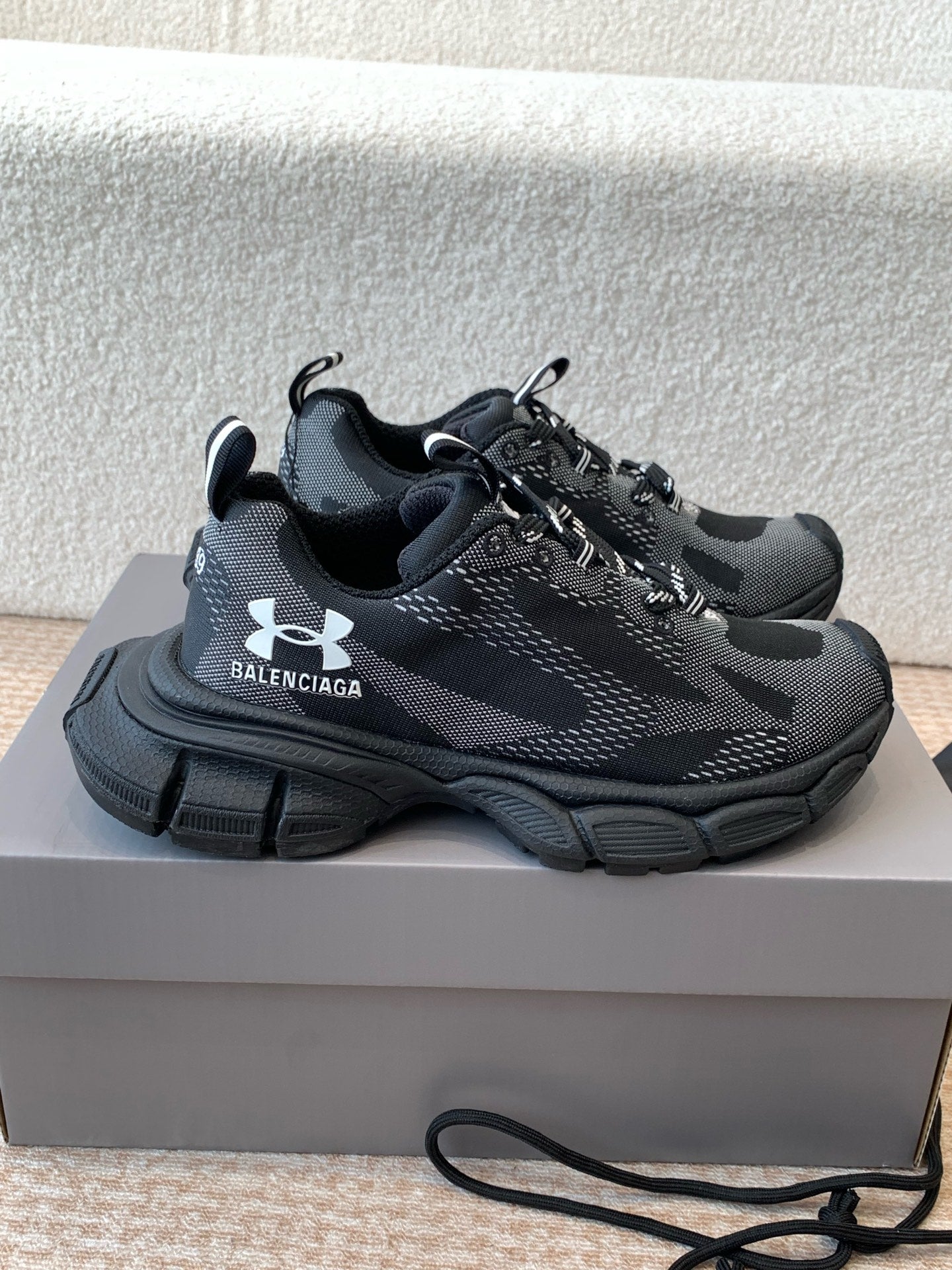 B-Sneakers