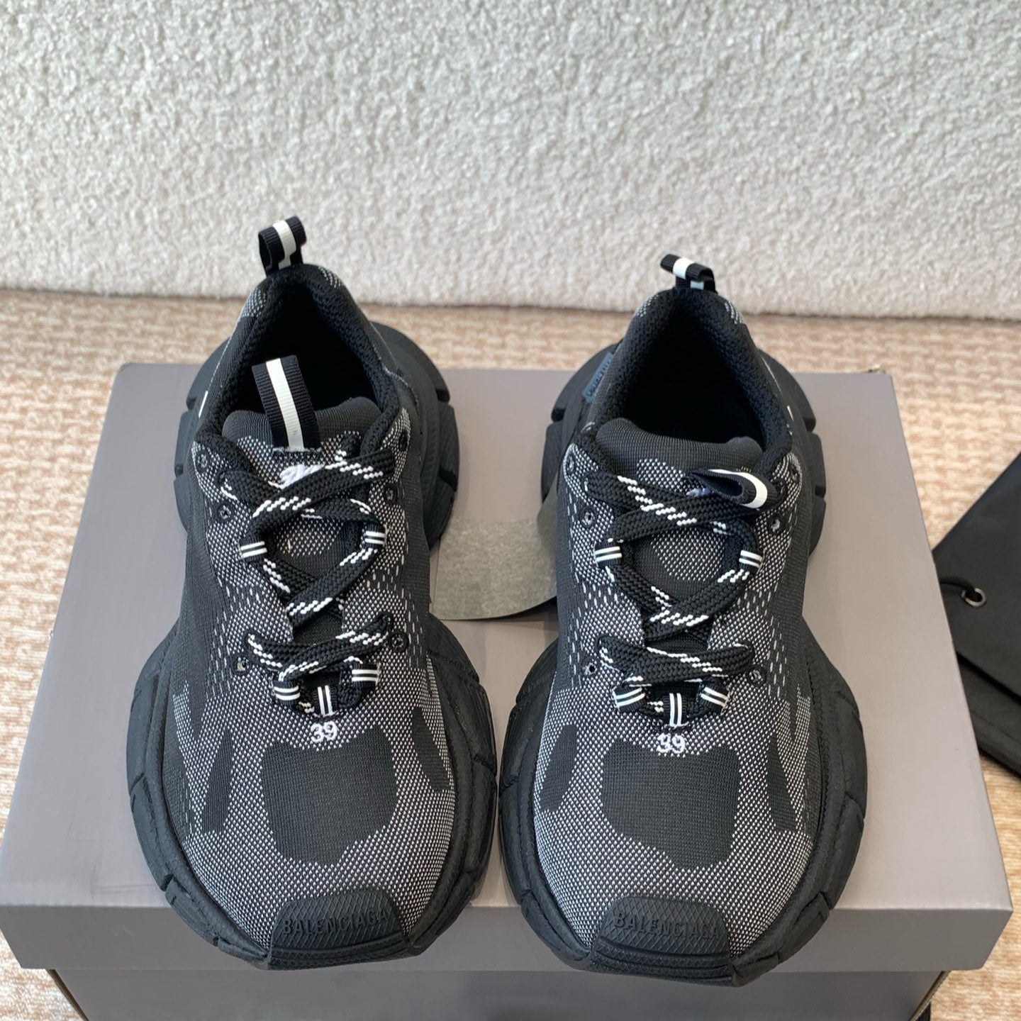 B-Sneakers