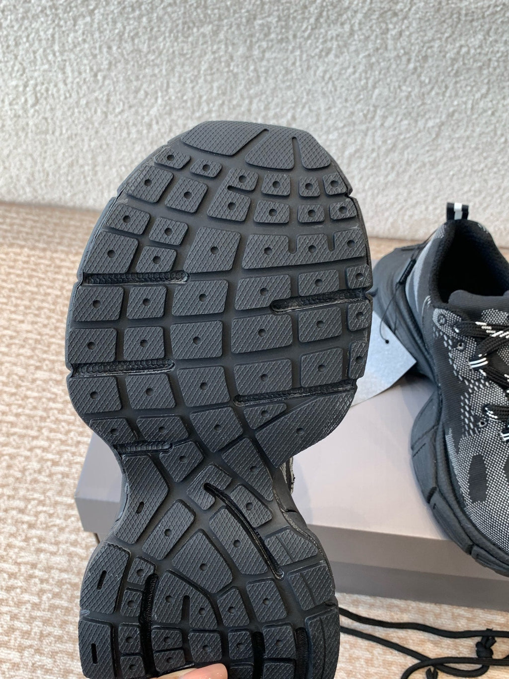 B-Sneakers